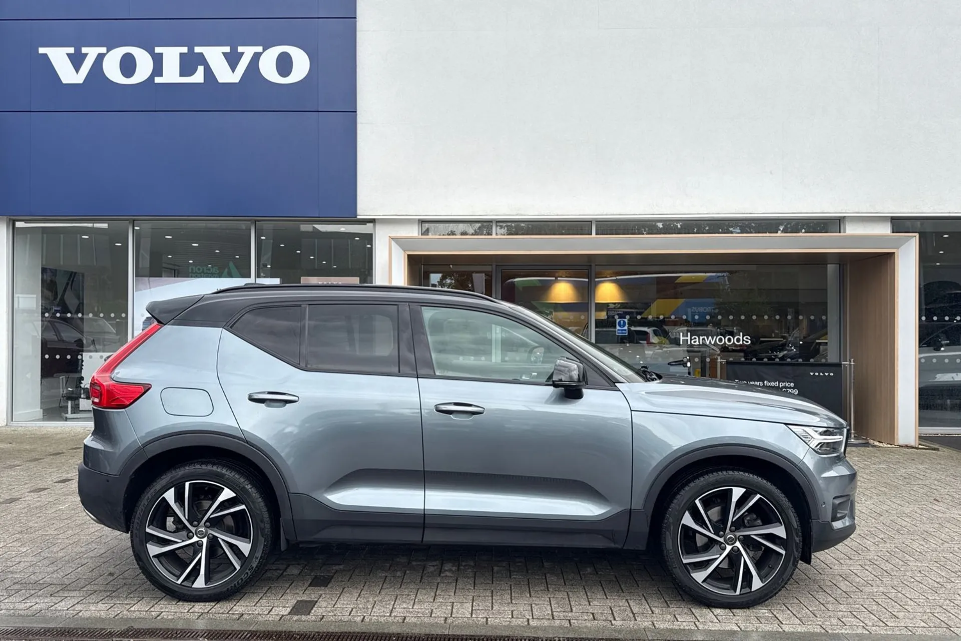 Volvo XC40 thumbnail image number 2