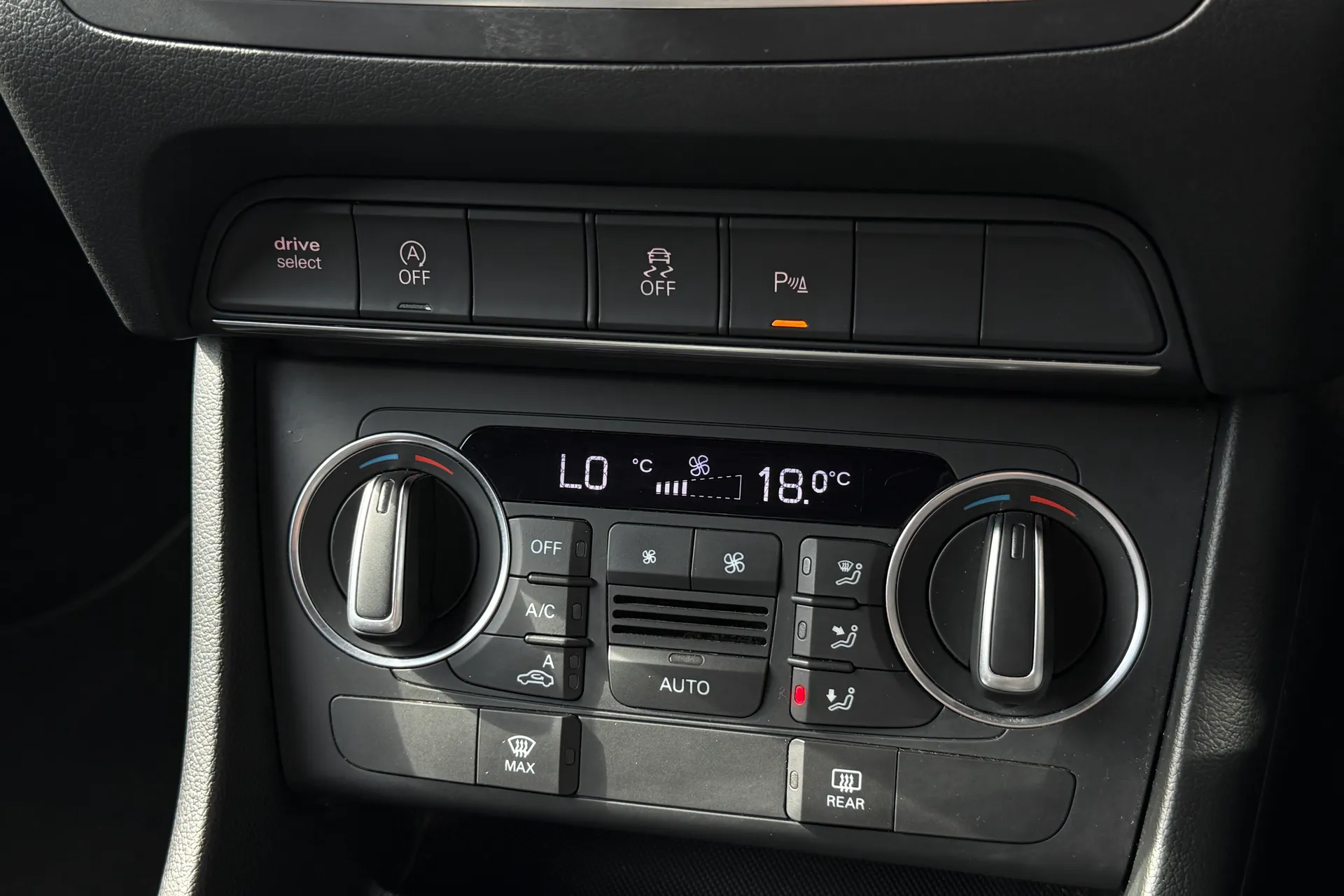 Audi Q3 thumbnail image number 24