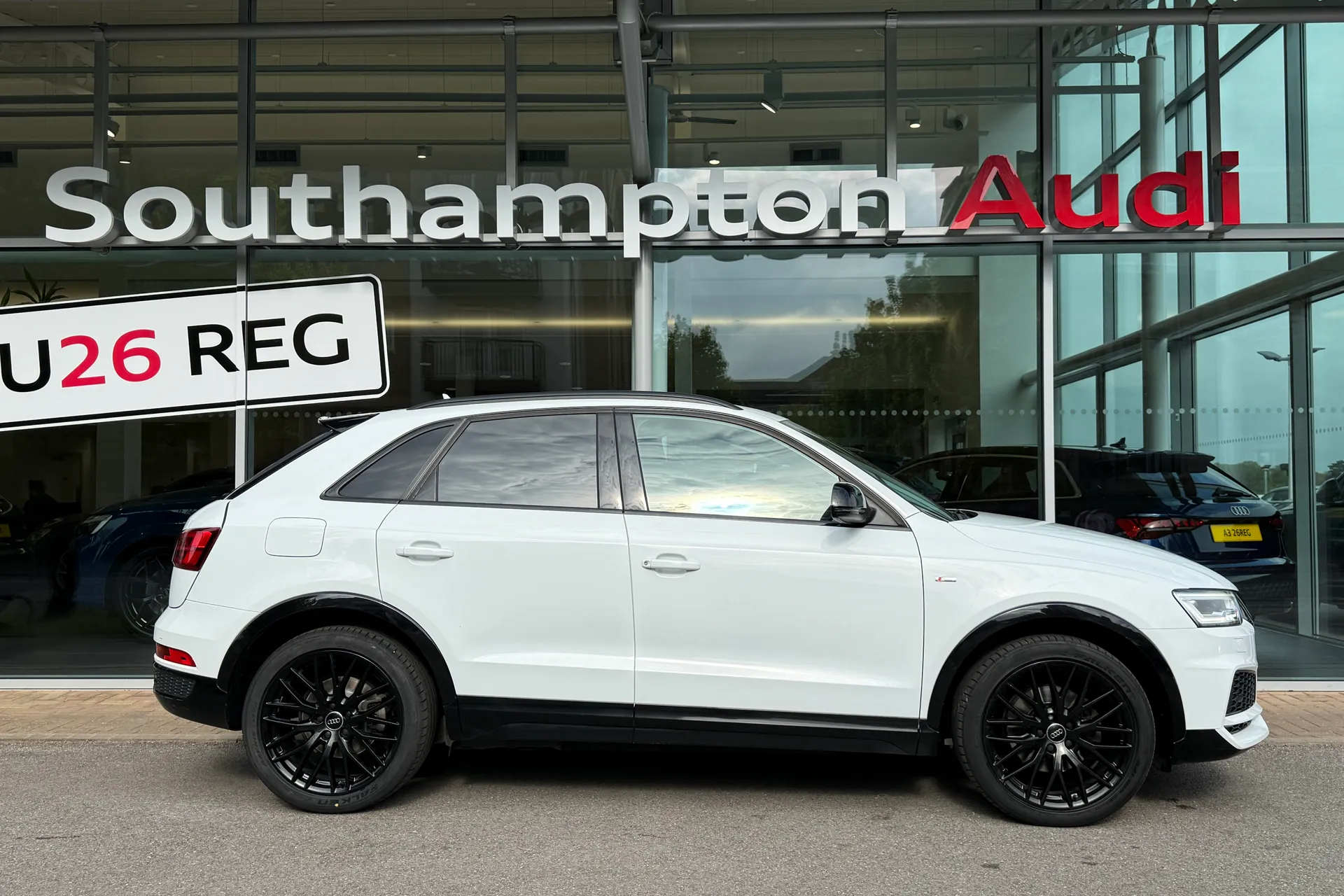 Audi Q3 thumbnail image number 2