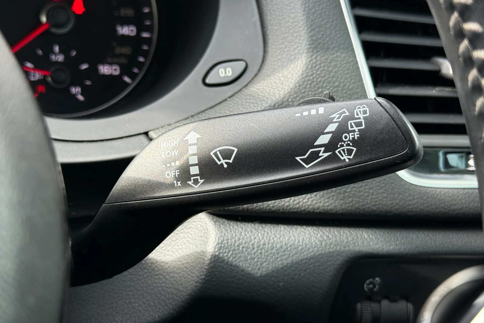 Audi Q3 thumbnail image number 16