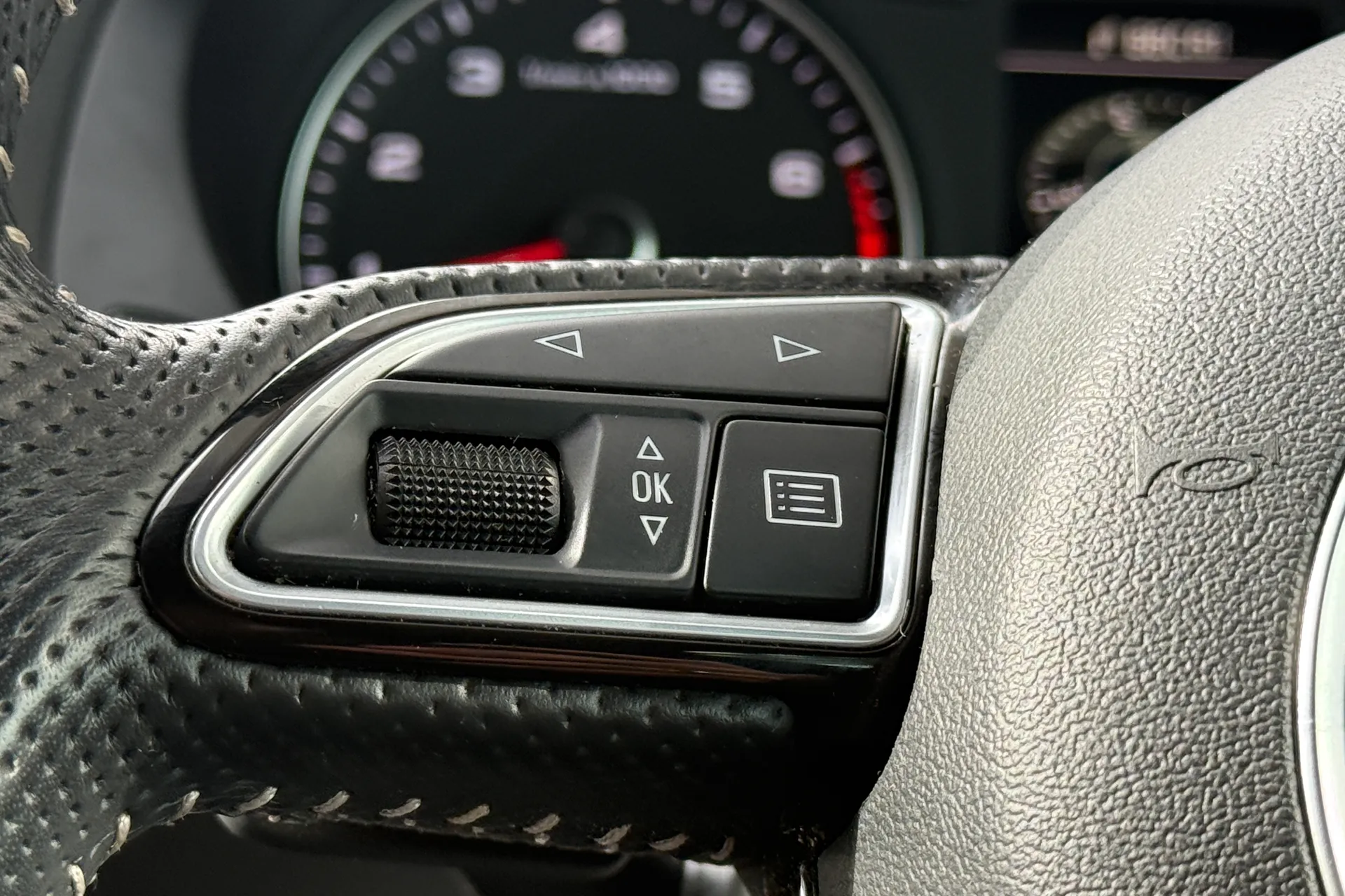 Audi Q3 thumbnail image number 14