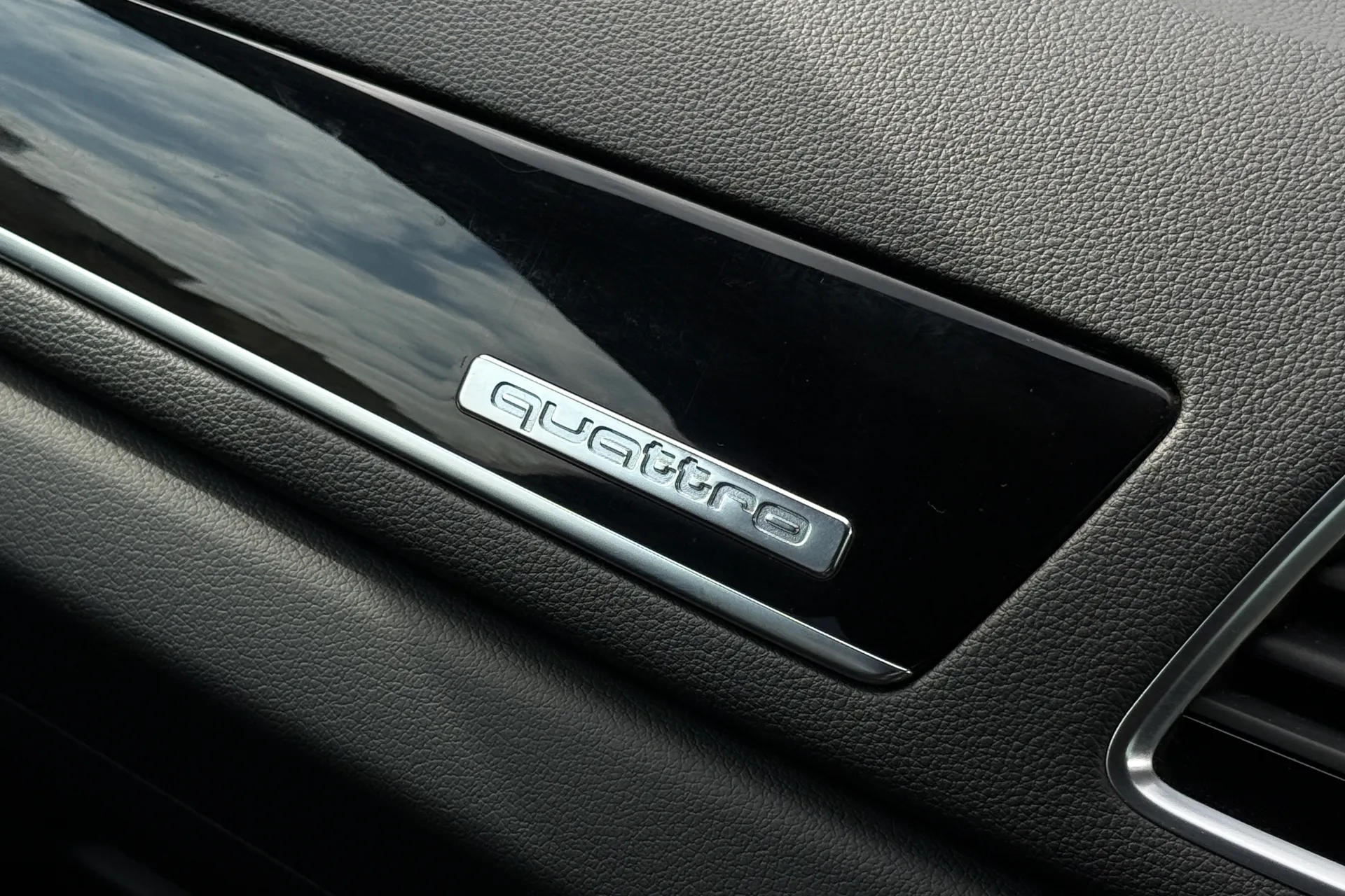 Audi Q3 thumbnail image number 20