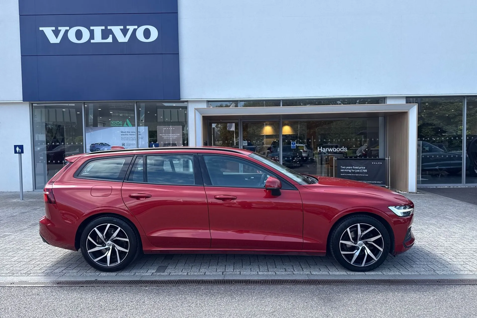 Volvo V60 thumbnail image number 2