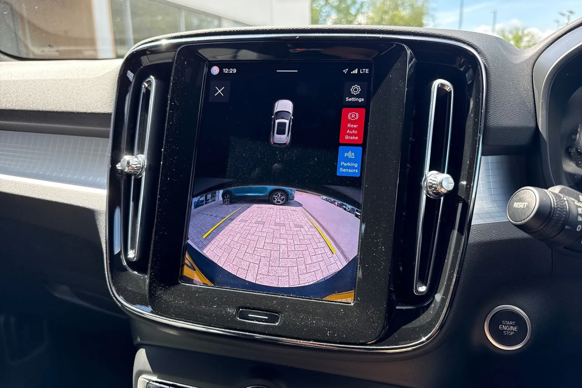 Volvo XC40 thumbnail image number 4