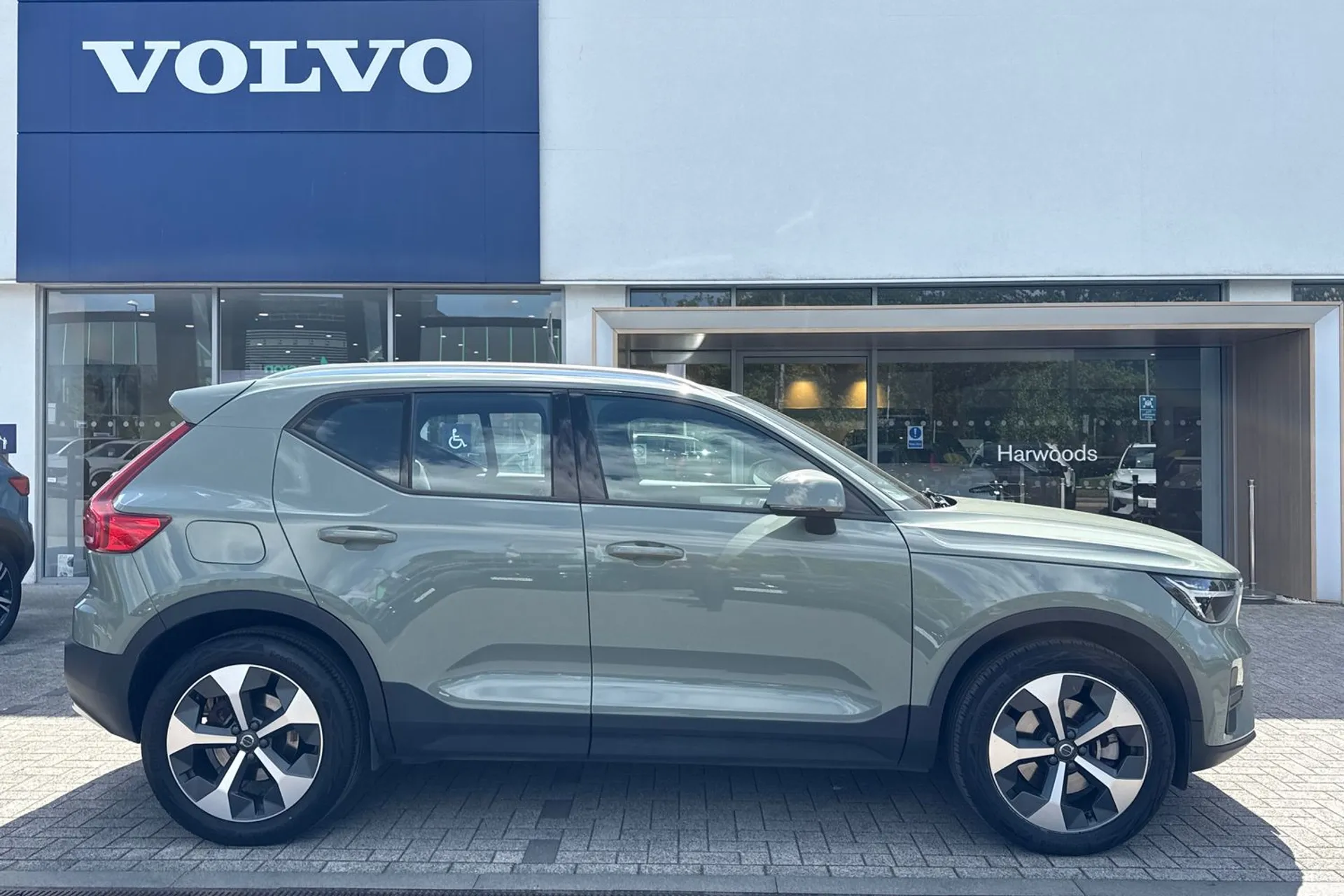 Volvo XC40 thumbnail image number 2
