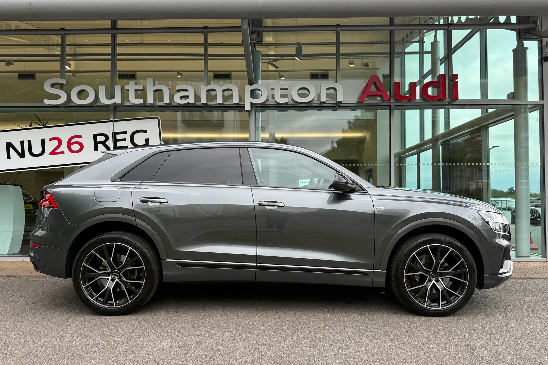 Audi Q8 thumbnail image number 2