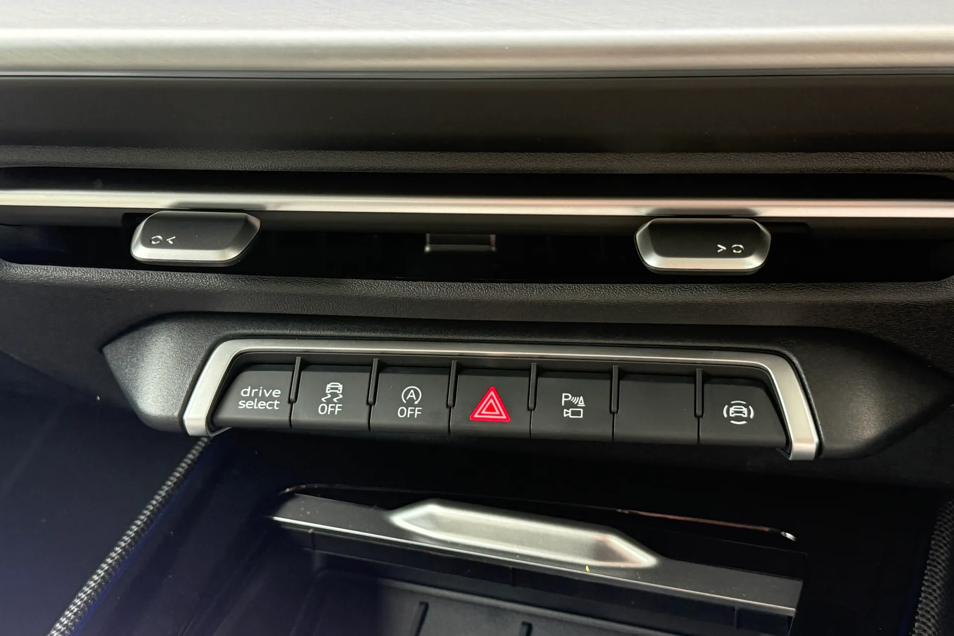 Audi Q3 thumbnail image number 21