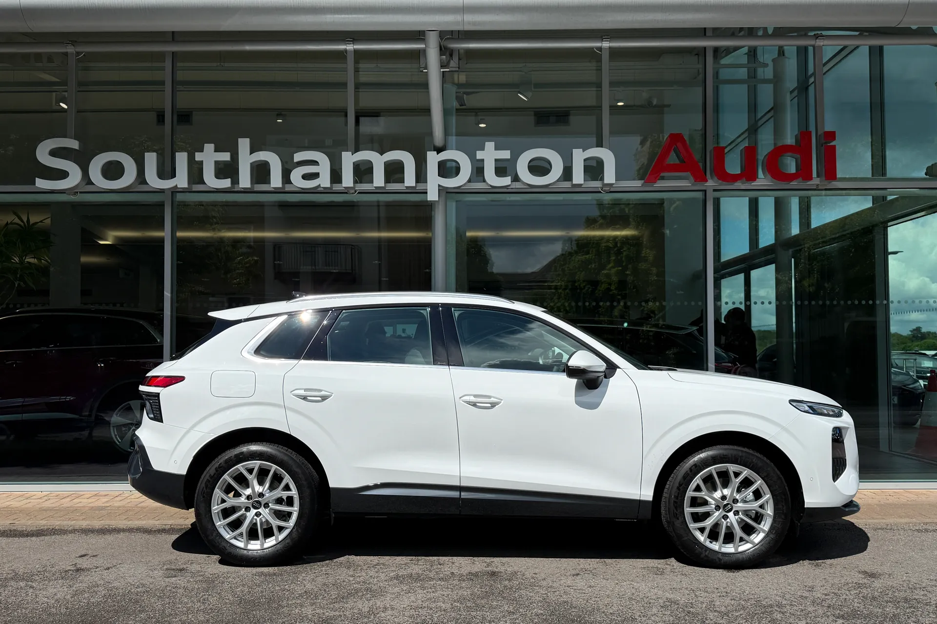 Audi Q3 thumbnail image number 2