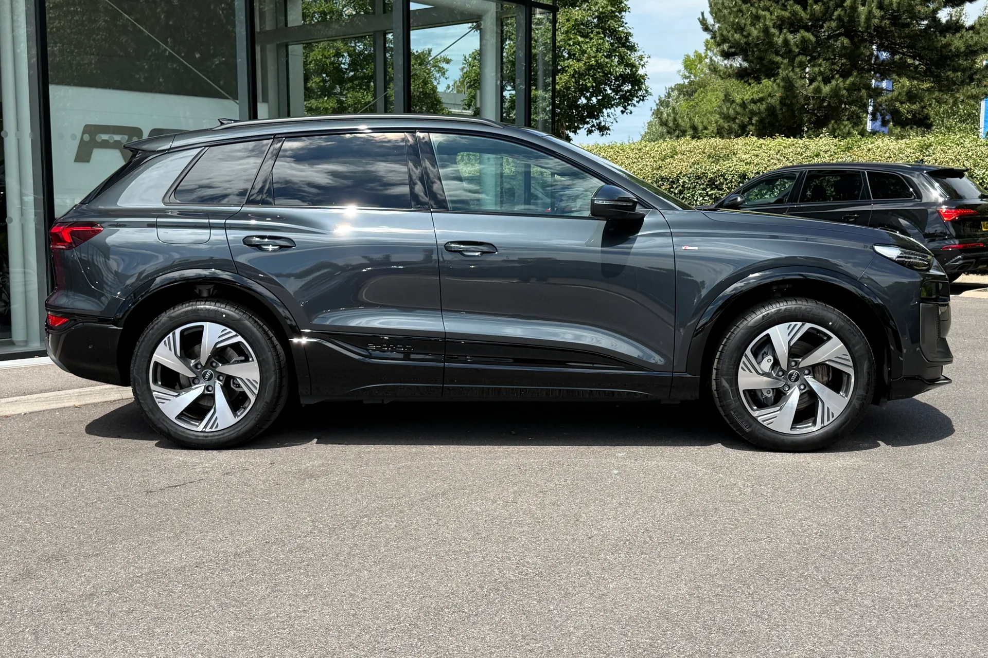 Audi Q6 thumbnail image number 2