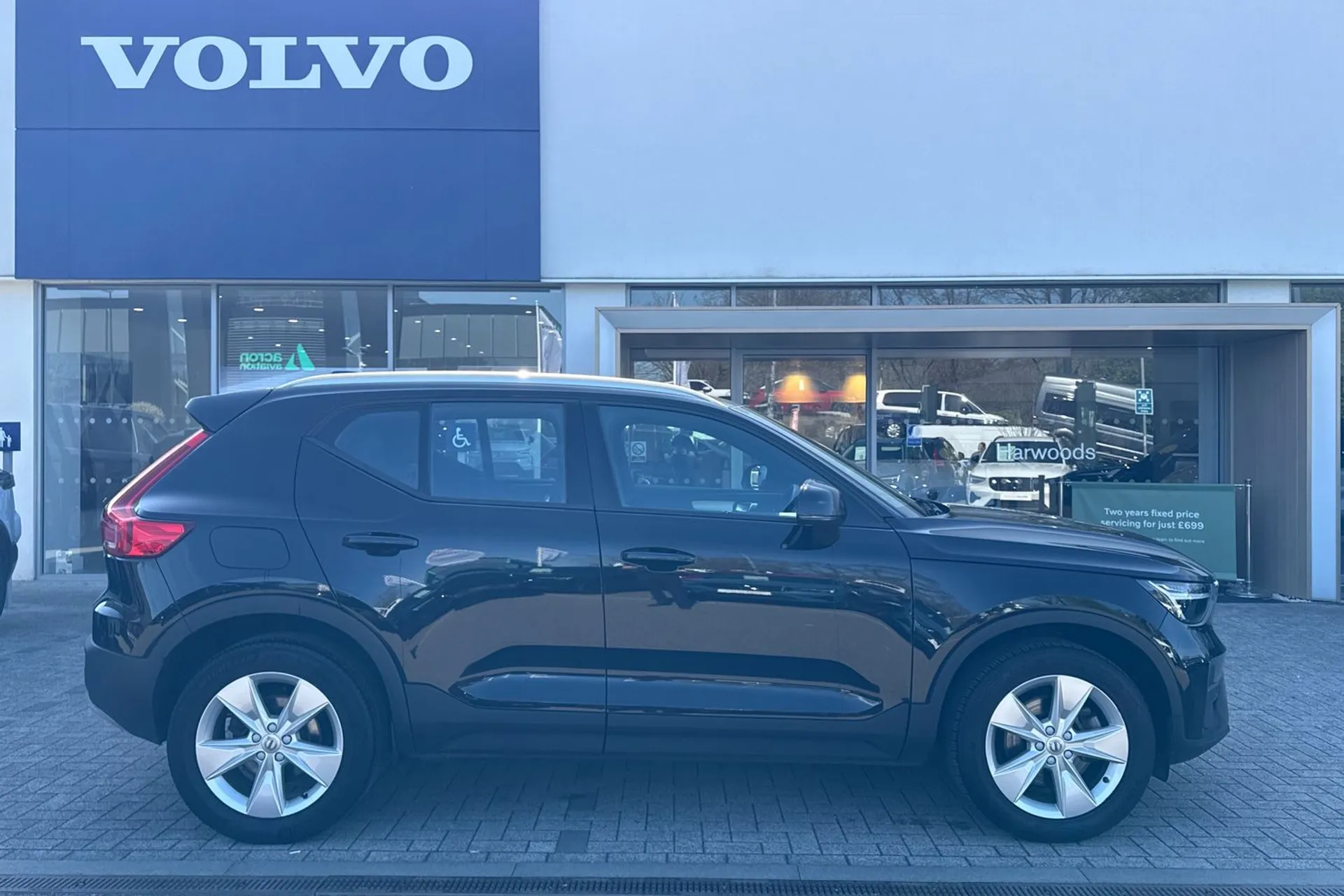 Volvo XC40 thumbnail image number 2