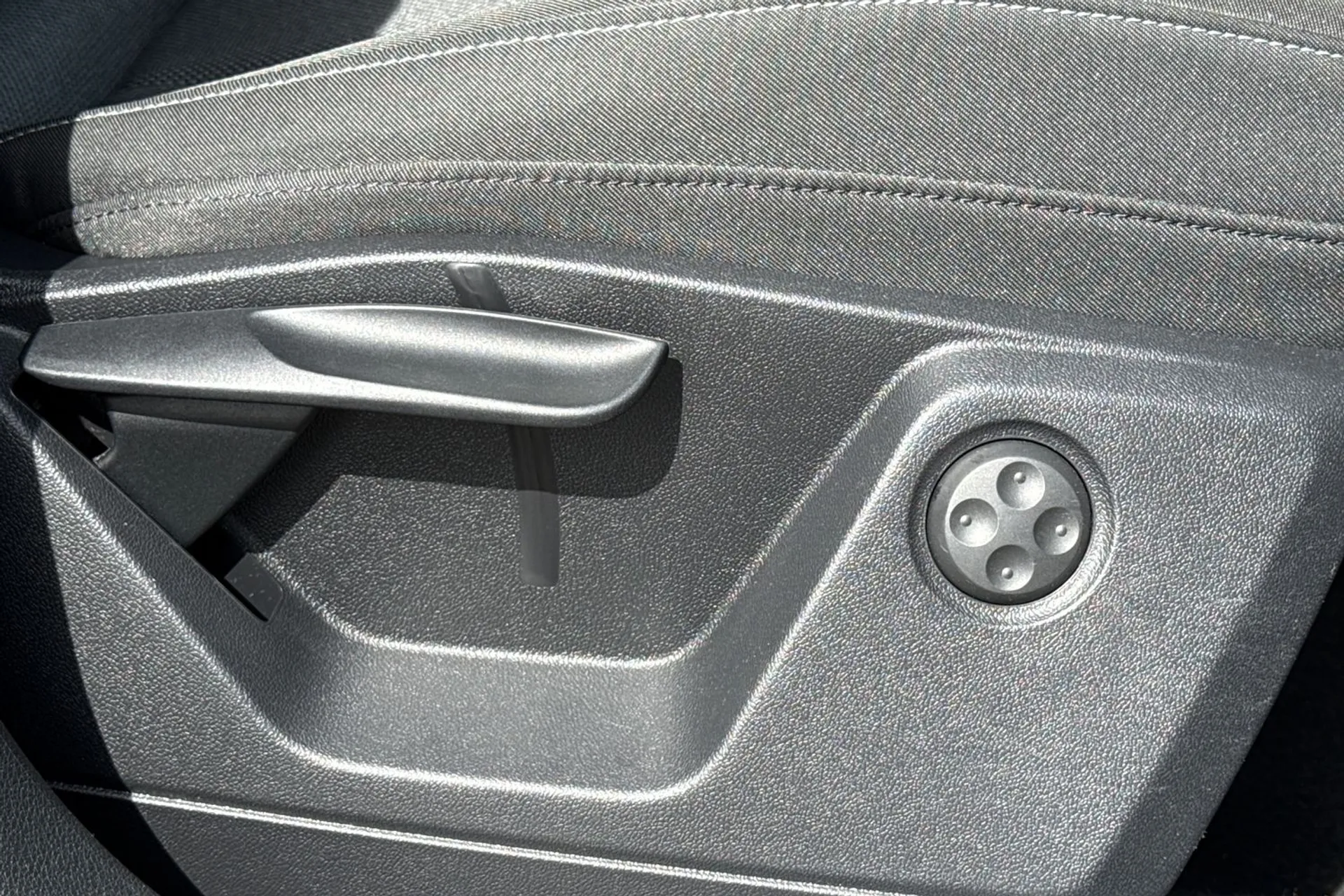 Audi Q2 thumbnail image number 36