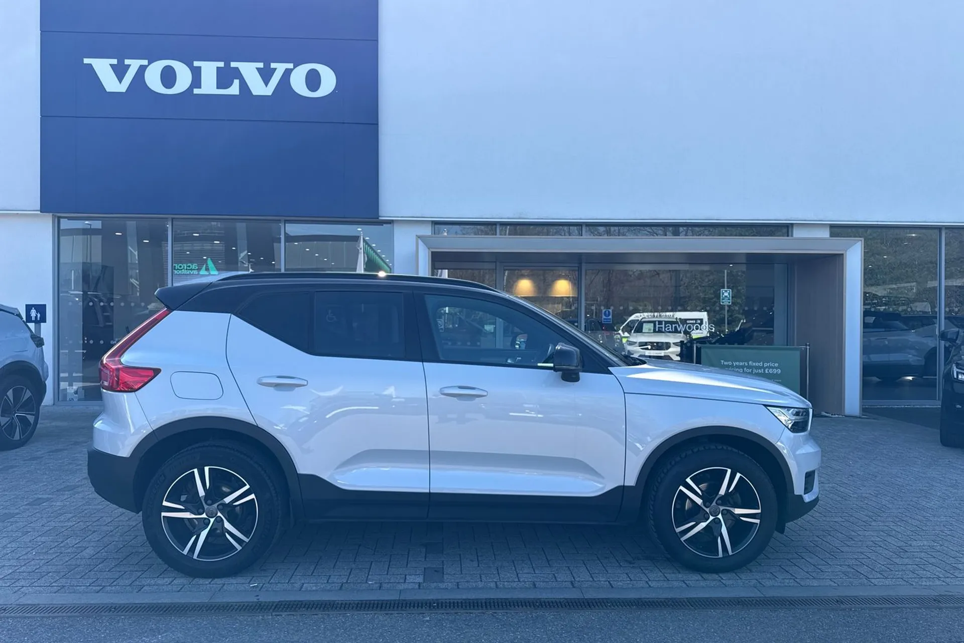 Volvo XC40 thumbnail image number 2