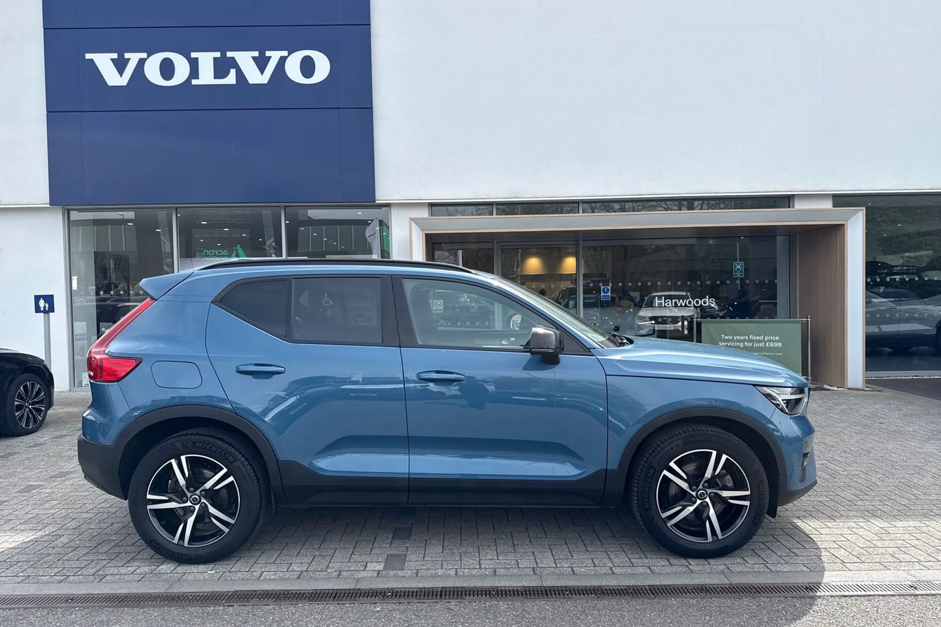 Volvo XC40 thumbnail image number 2