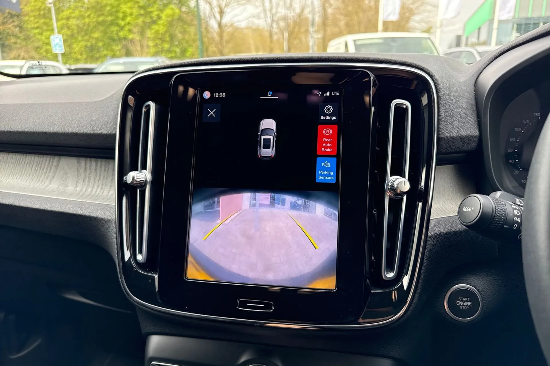 Volvo XC40 thumbnail image number 4