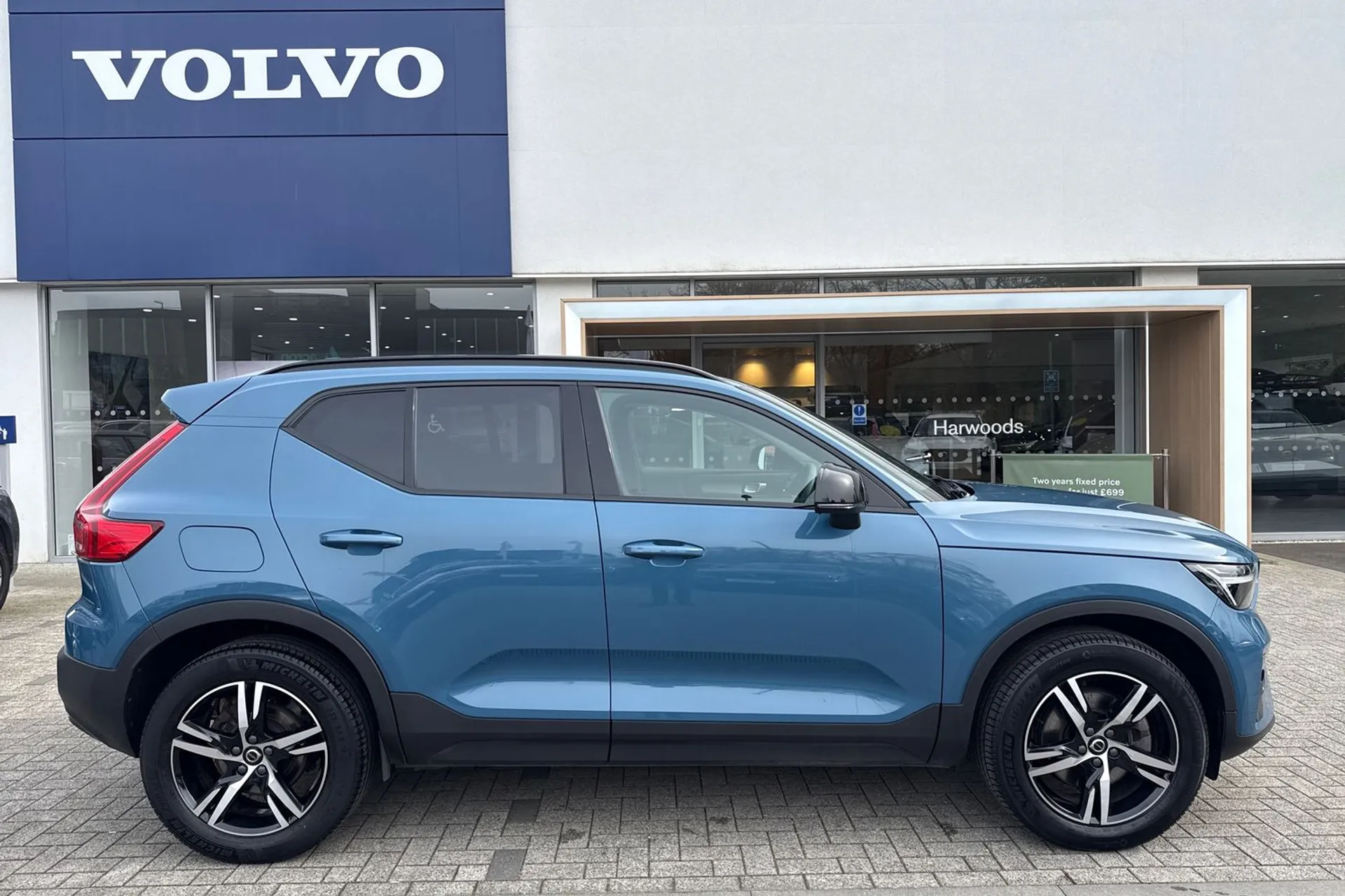 Volvo XC40 thumbnail image number 2