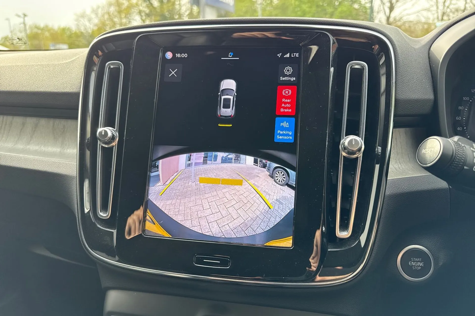 Volvo XC40 thumbnail image number 4