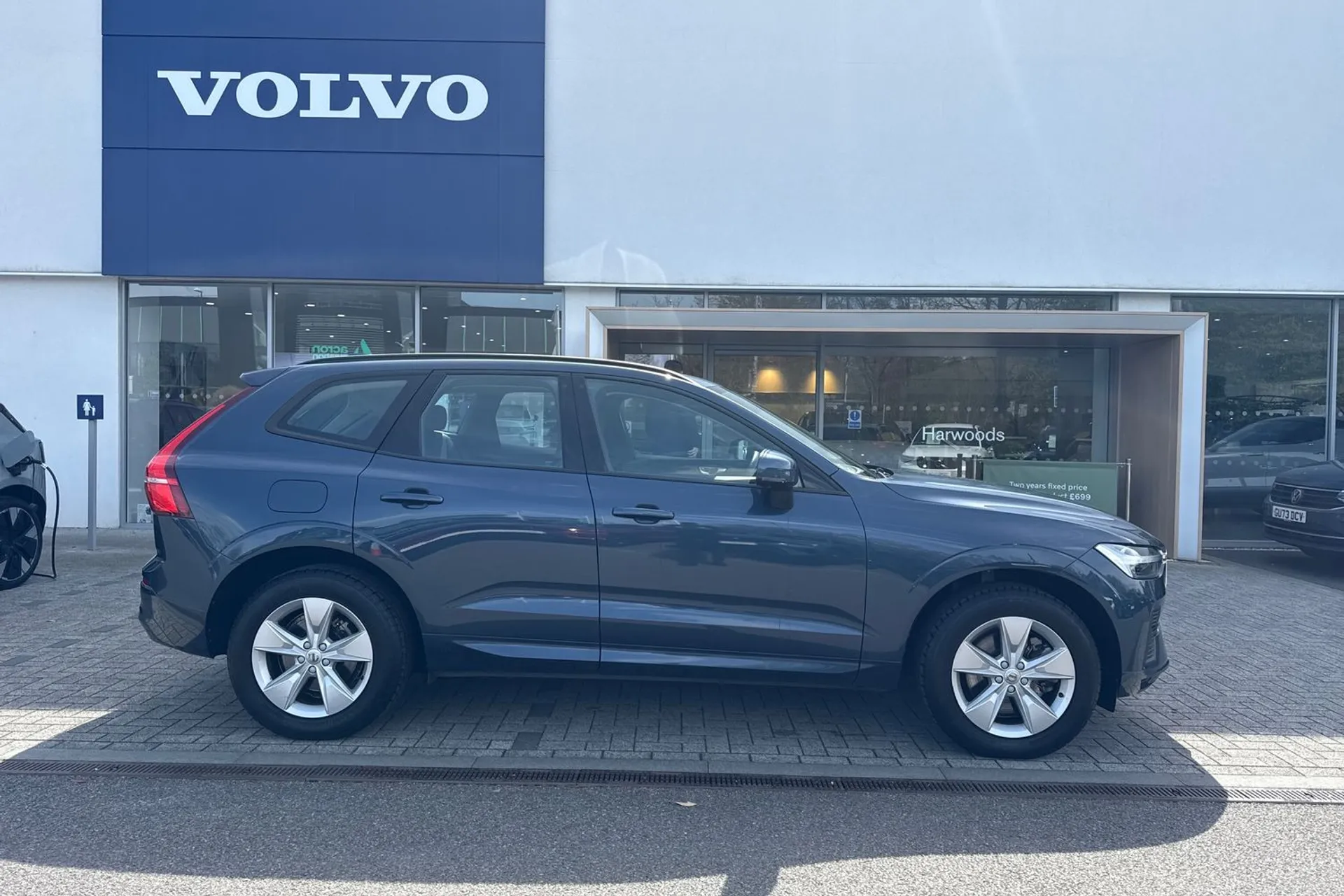 Volvo XC60 thumbnail image number 2