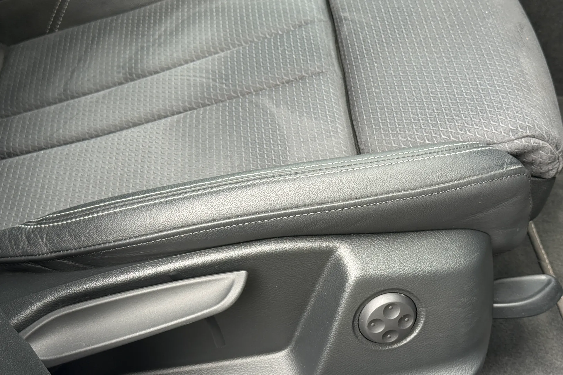 Audi A4 thumbnail image number 52