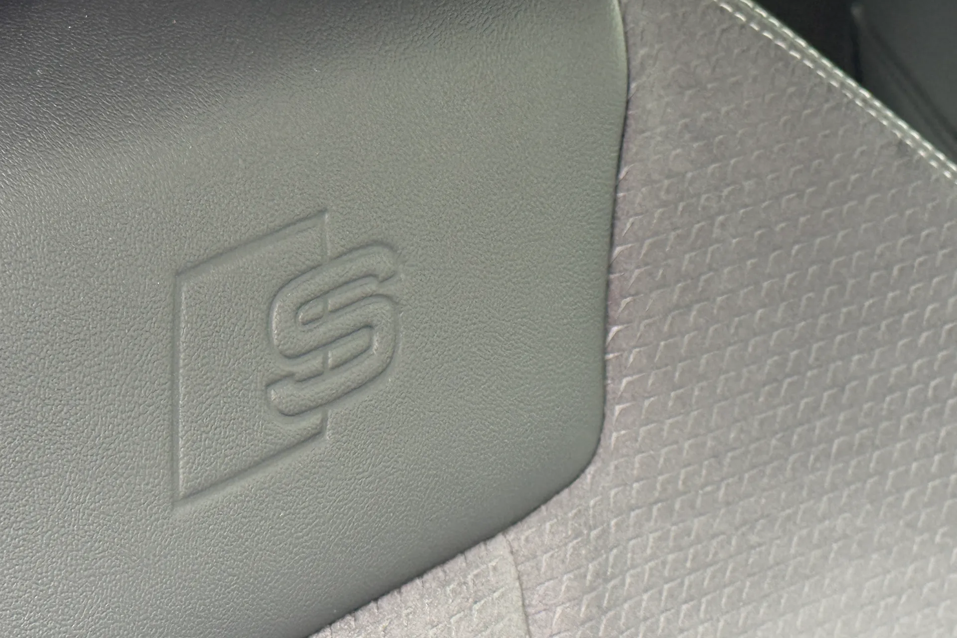 Audi A4 thumbnail image number 35
