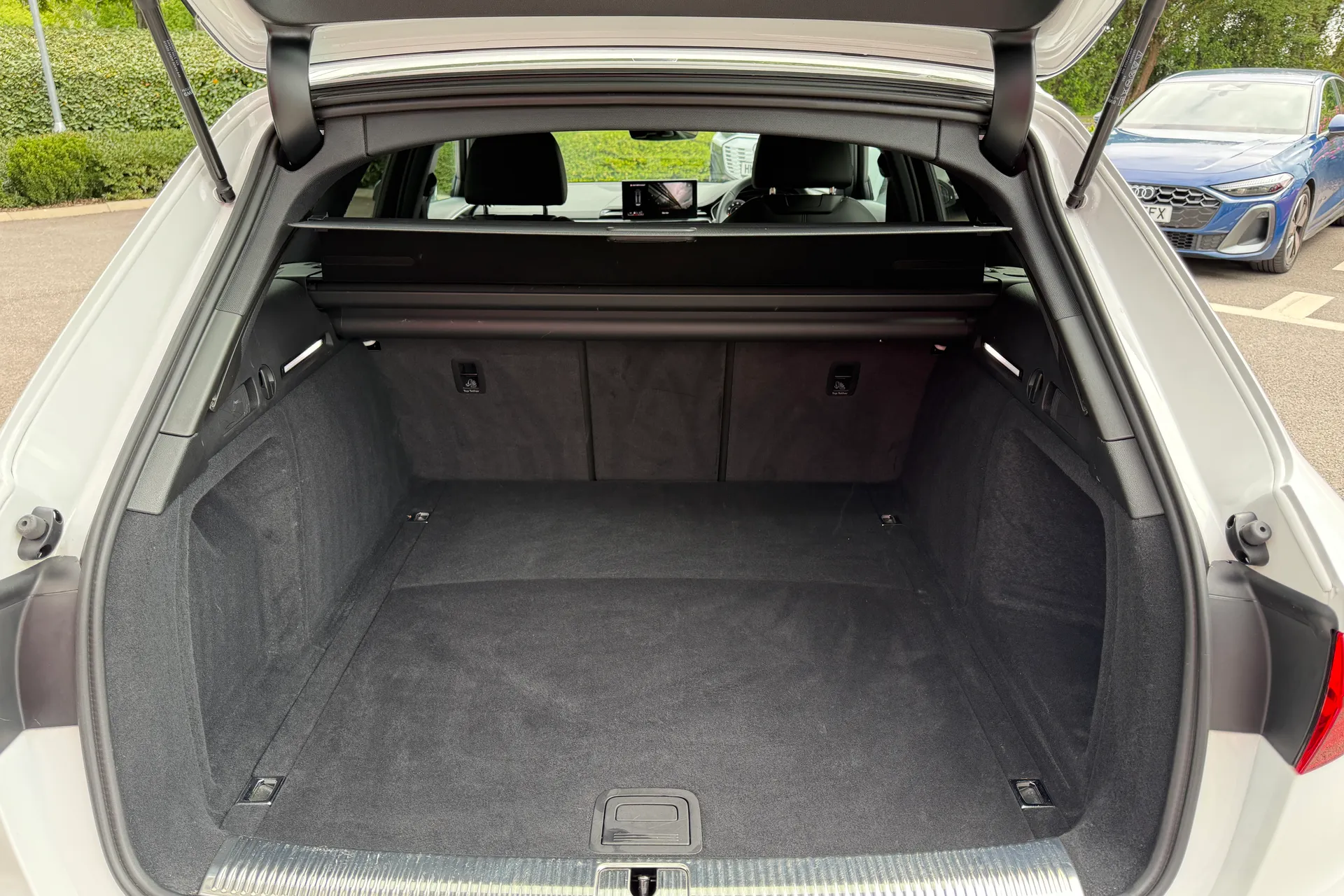 Audi A4 thumbnail image number 43