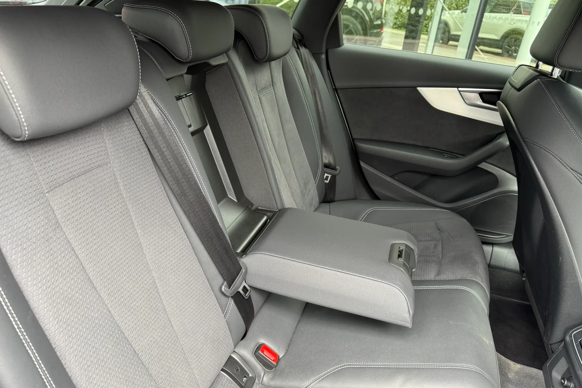 Audi A4 thumbnail image number 37