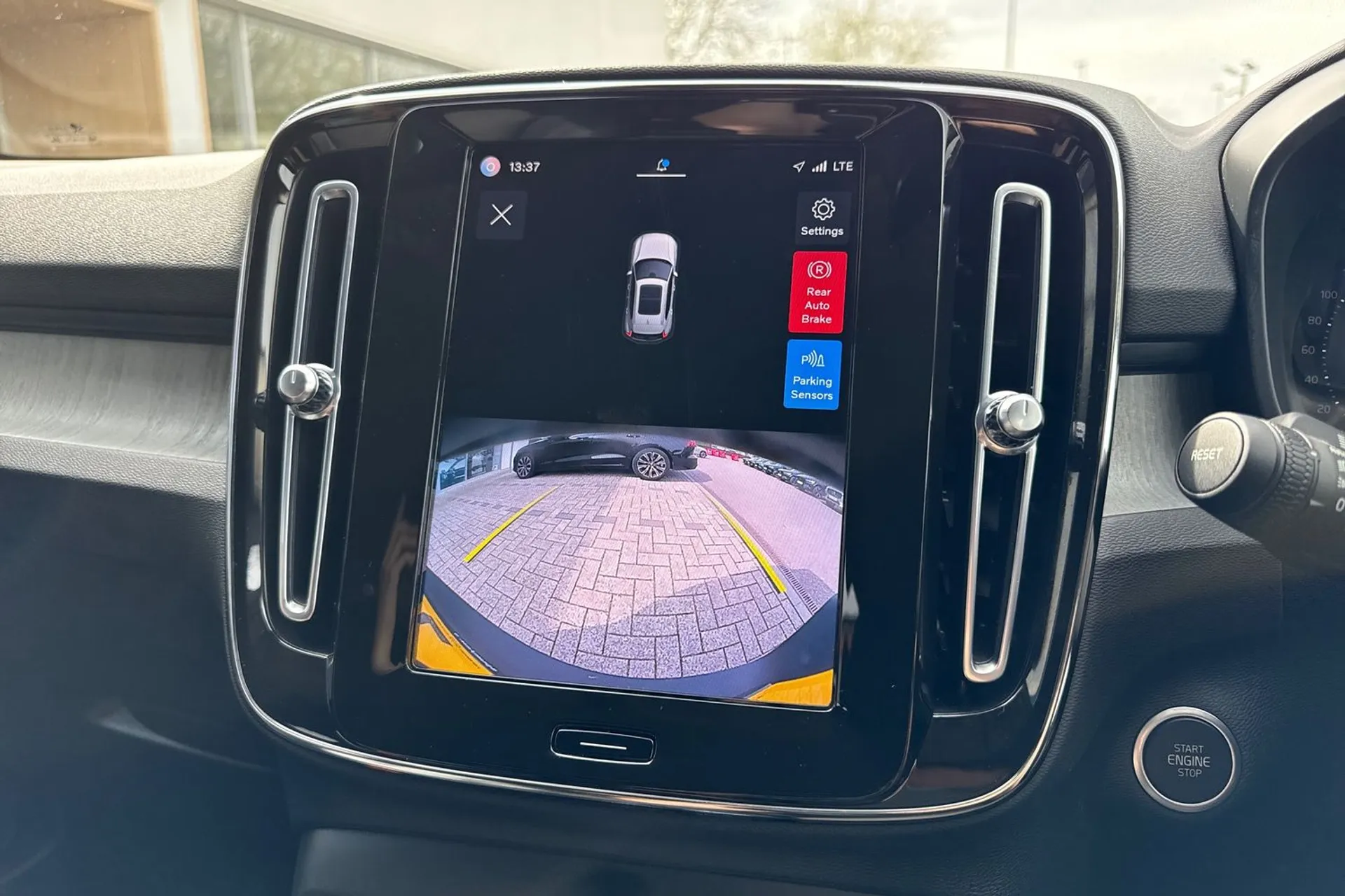 Volvo XC40 thumbnail image number 4