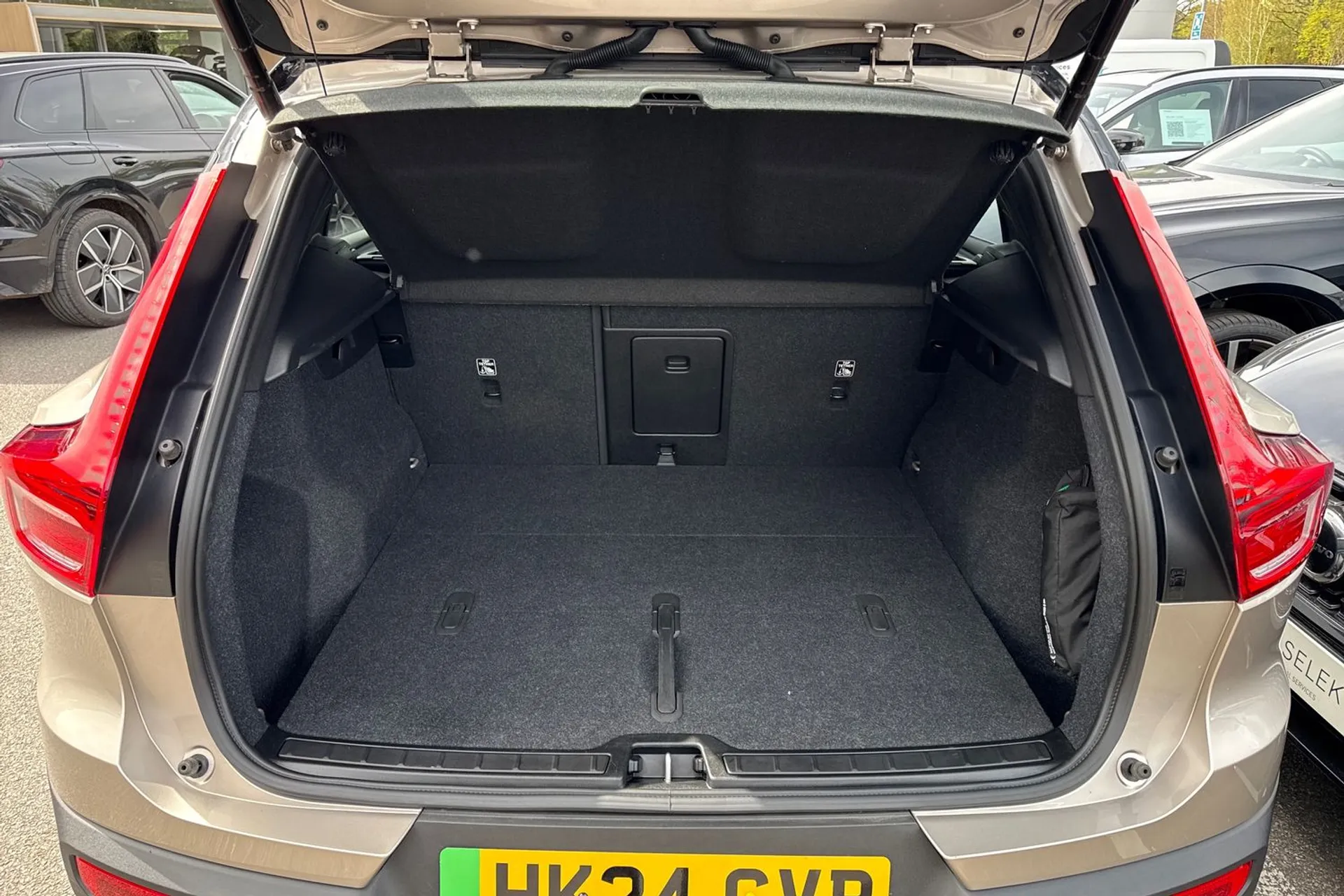 Volvo EX40 thumbnail image number 20