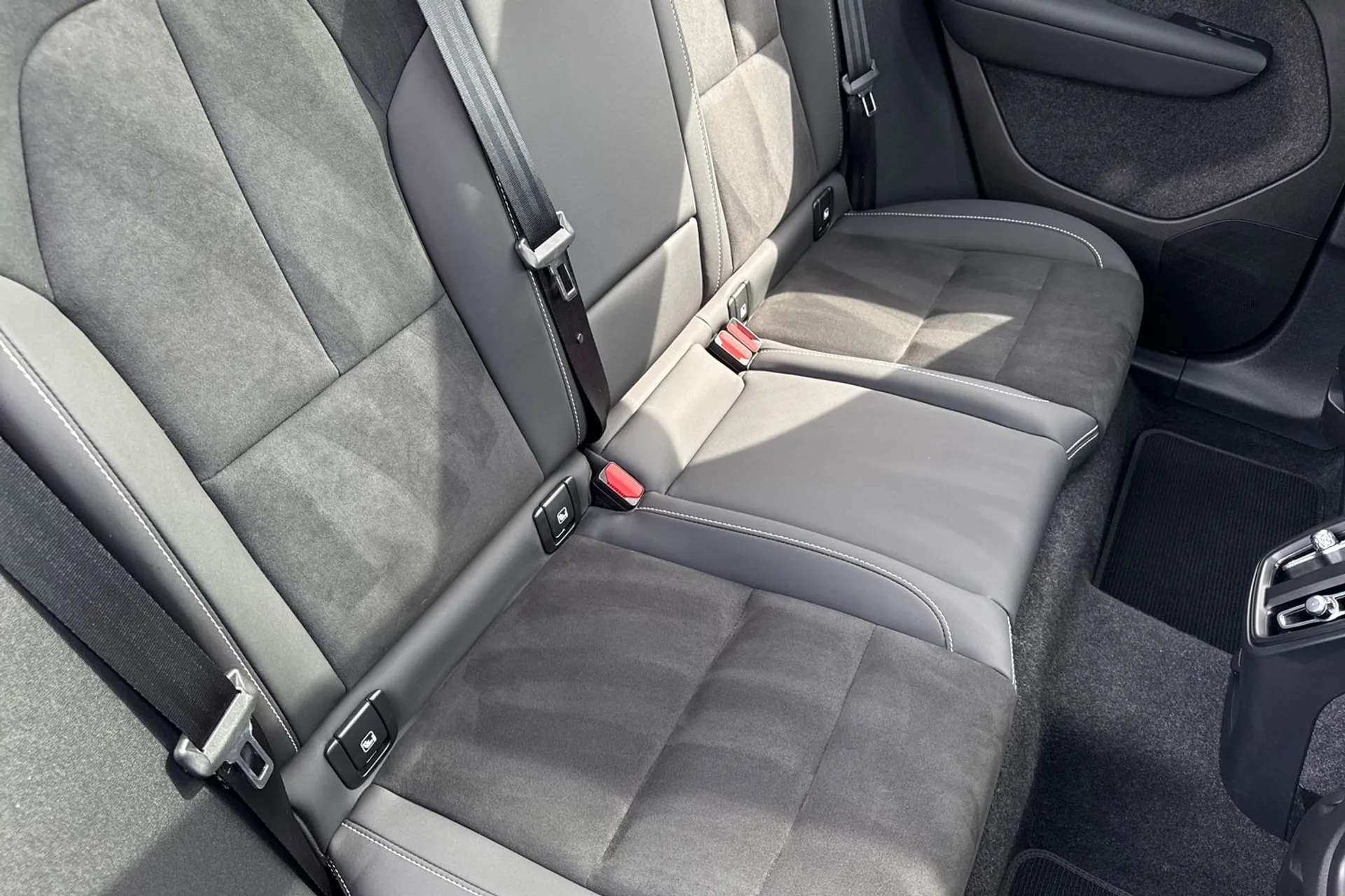 Volvo EX40 thumbnail image number 25