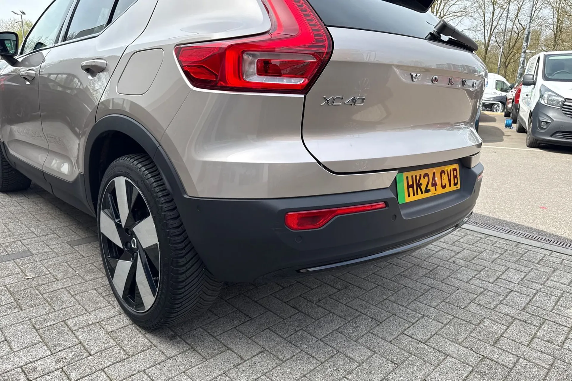 Volvo EX40 thumbnail image number 18