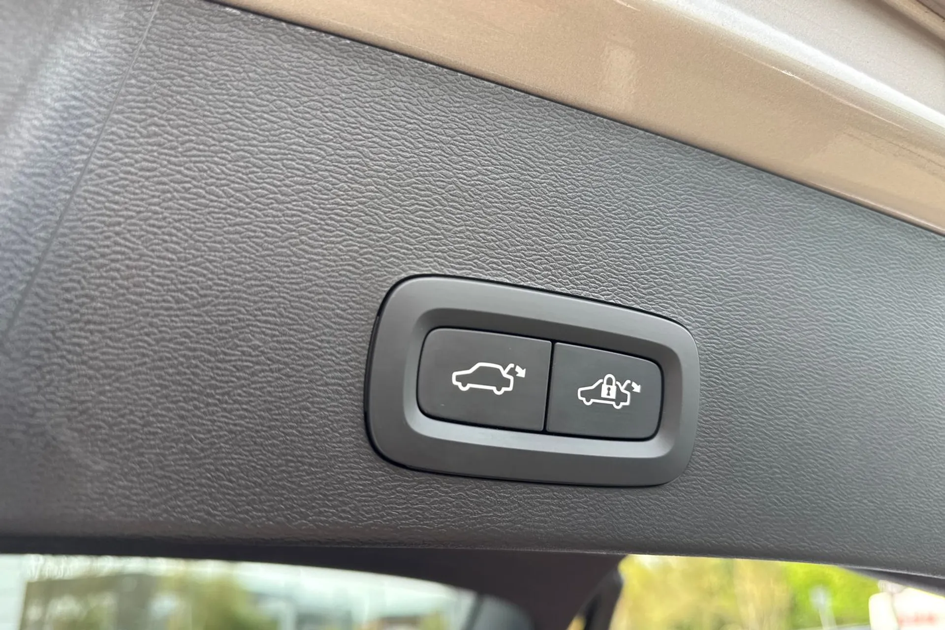 Volvo EX40 thumbnail image number 21