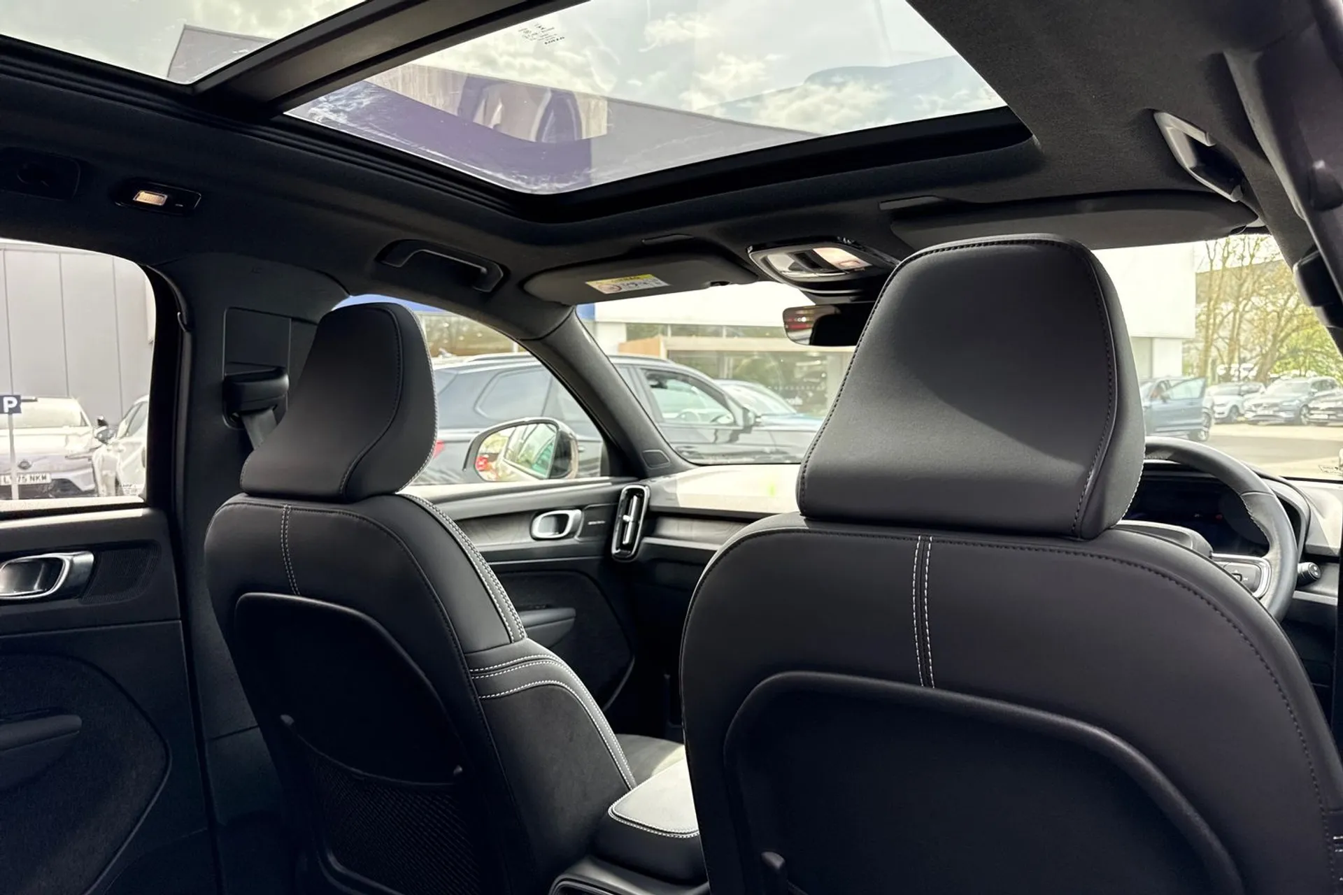 Volvo EX40 thumbnail image number 24