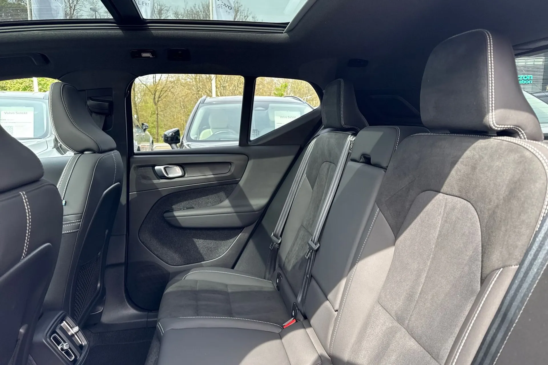 Volvo EX40 thumbnail image number 31