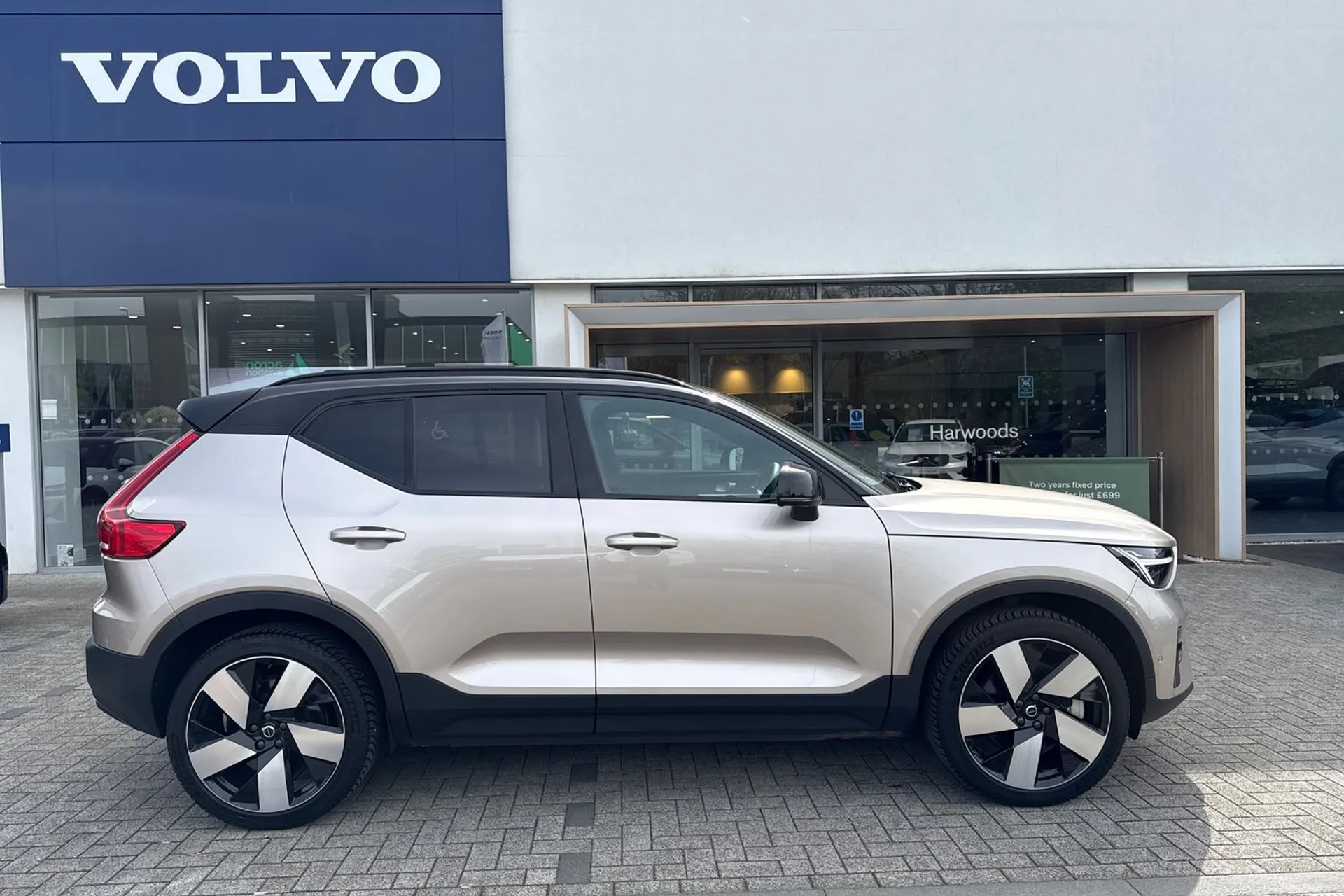 Volvo EX40 thumbnail image number 2