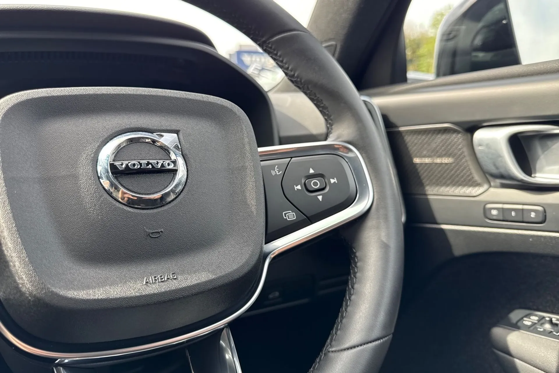 Volvo EX40 thumbnail image number 37