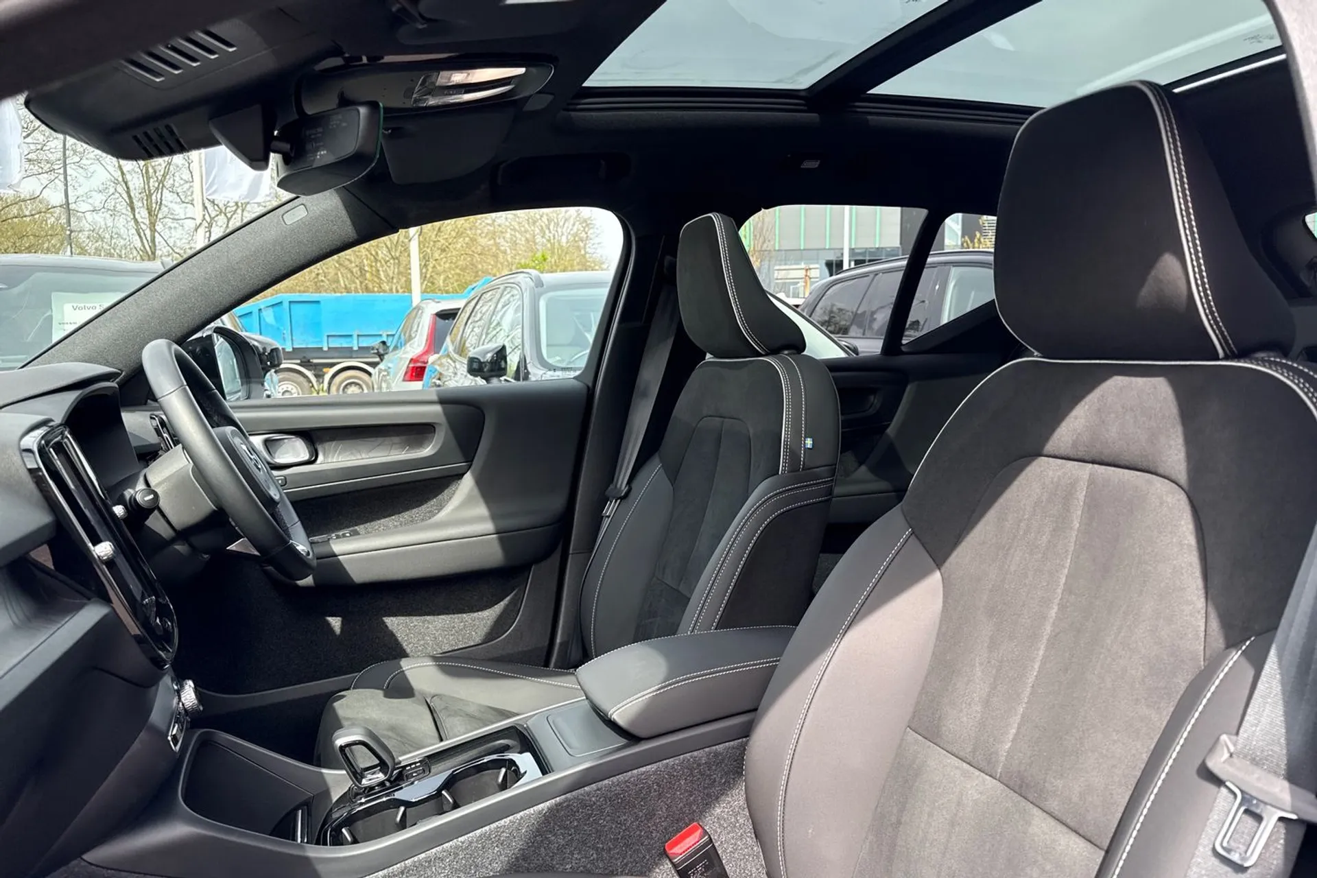 Volvo EX40 thumbnail image number 28