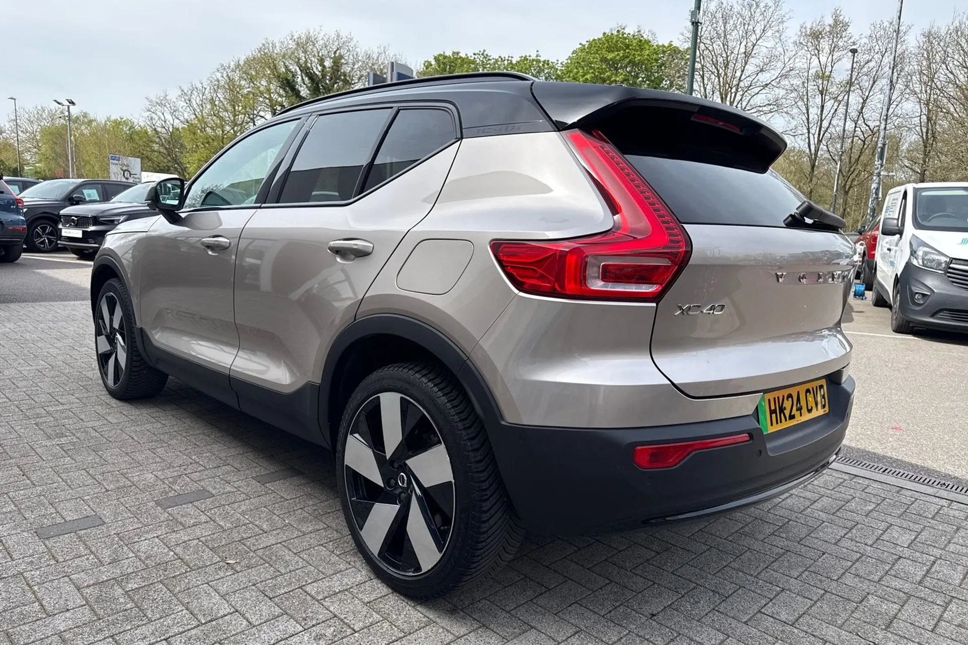 Volvo EX40 thumbnail image number 10