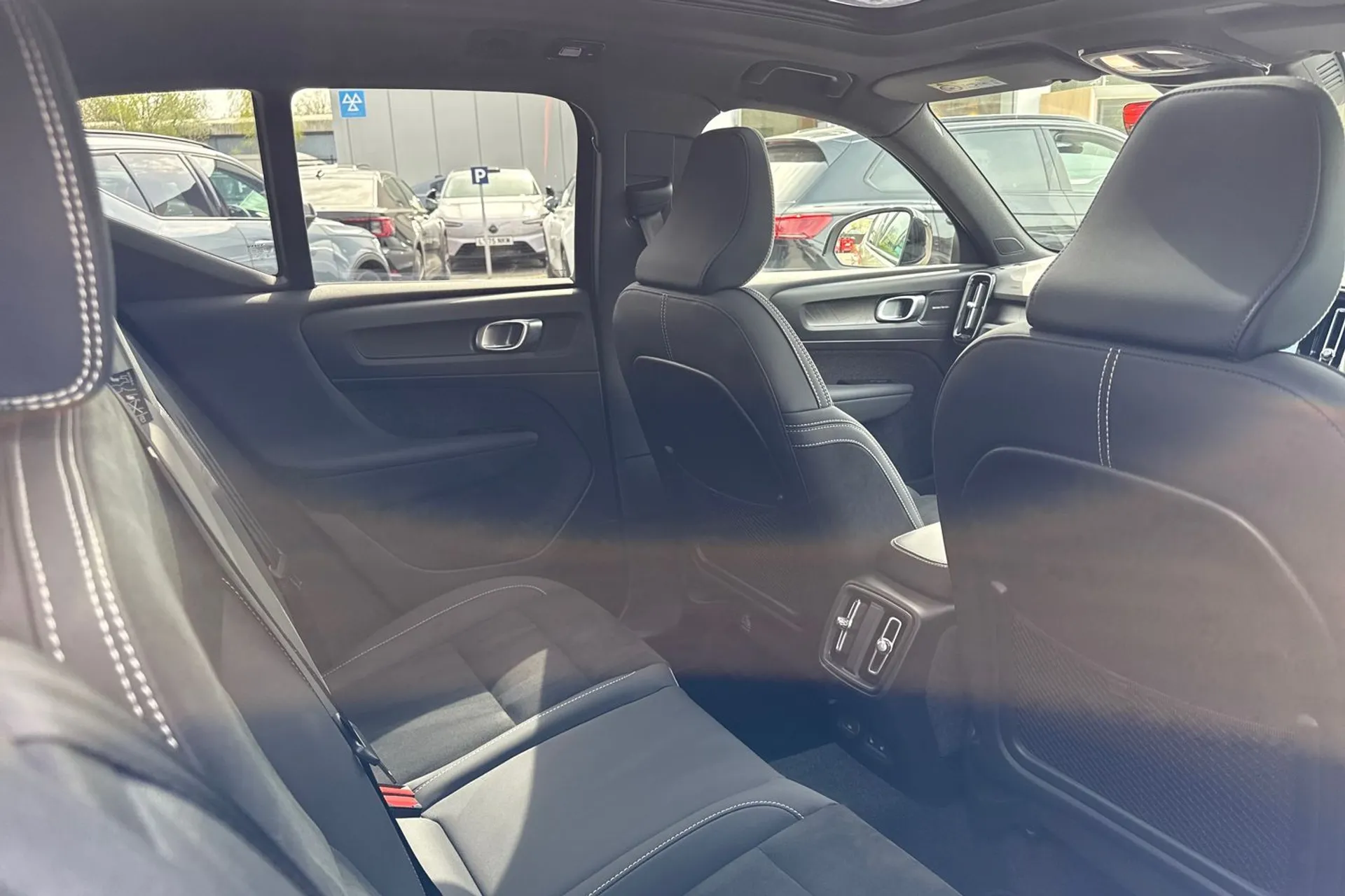 Volvo EX40 thumbnail image number 23