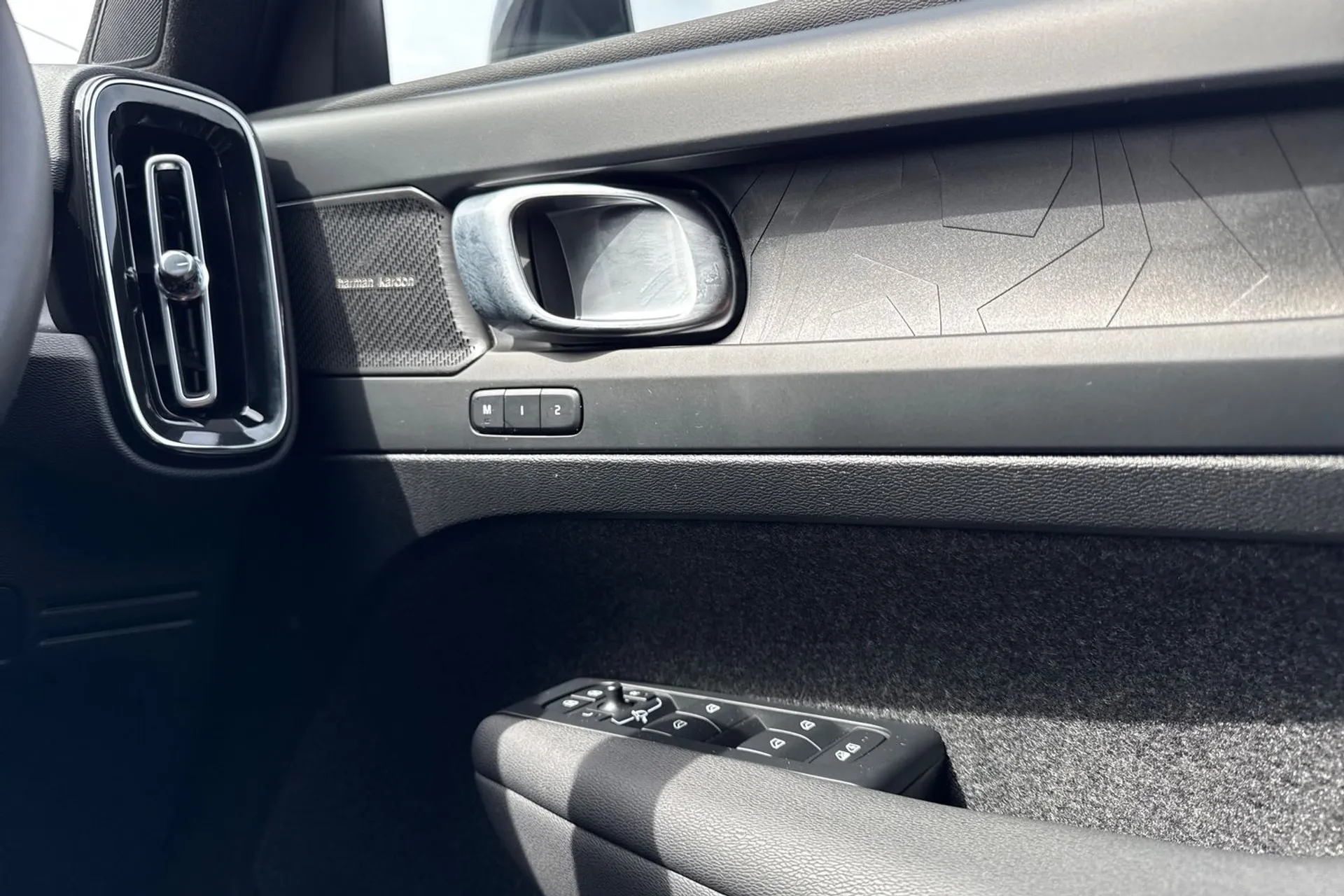 Volvo EX40 thumbnail image number 42