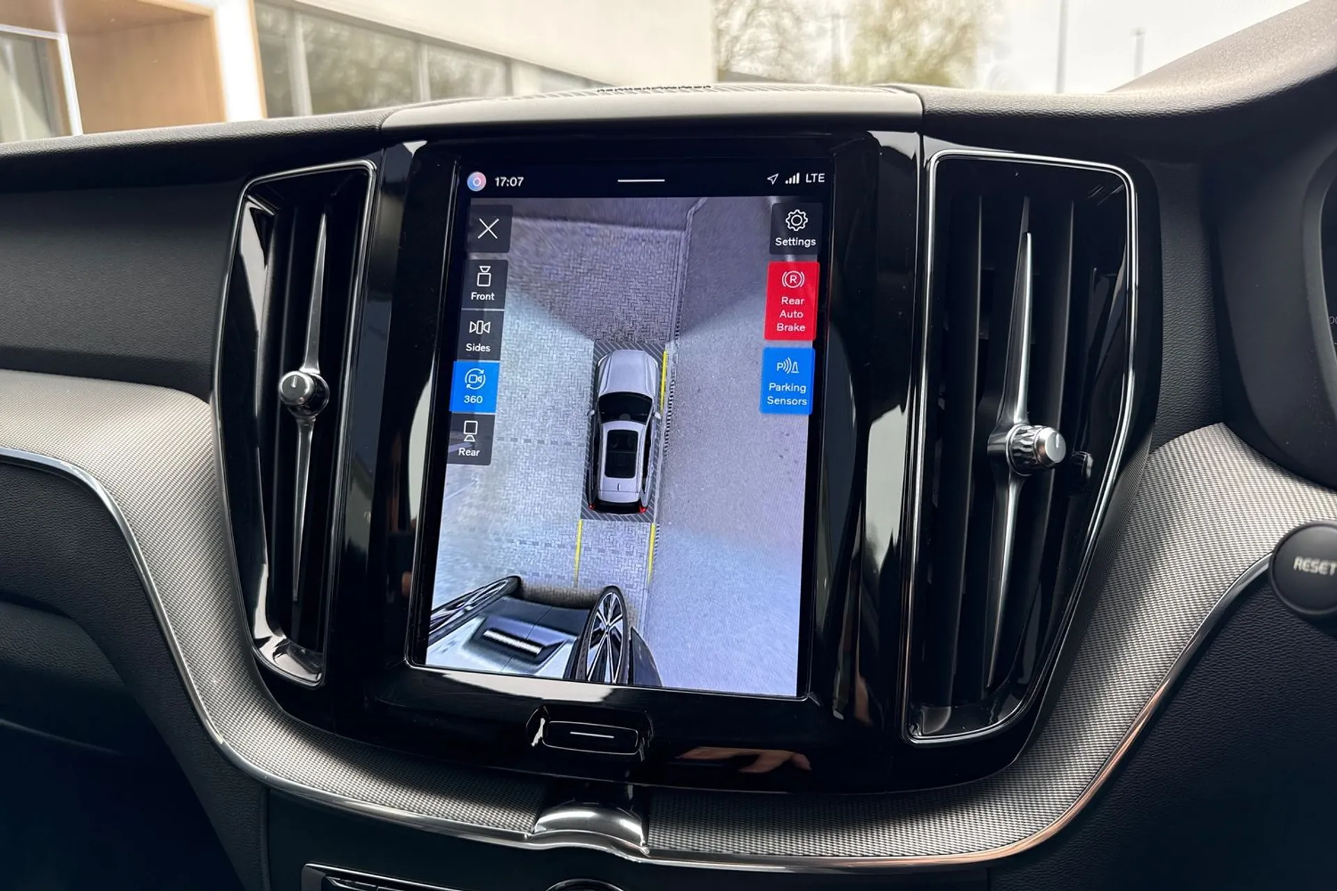 Volvo XC60 thumbnail image number 4