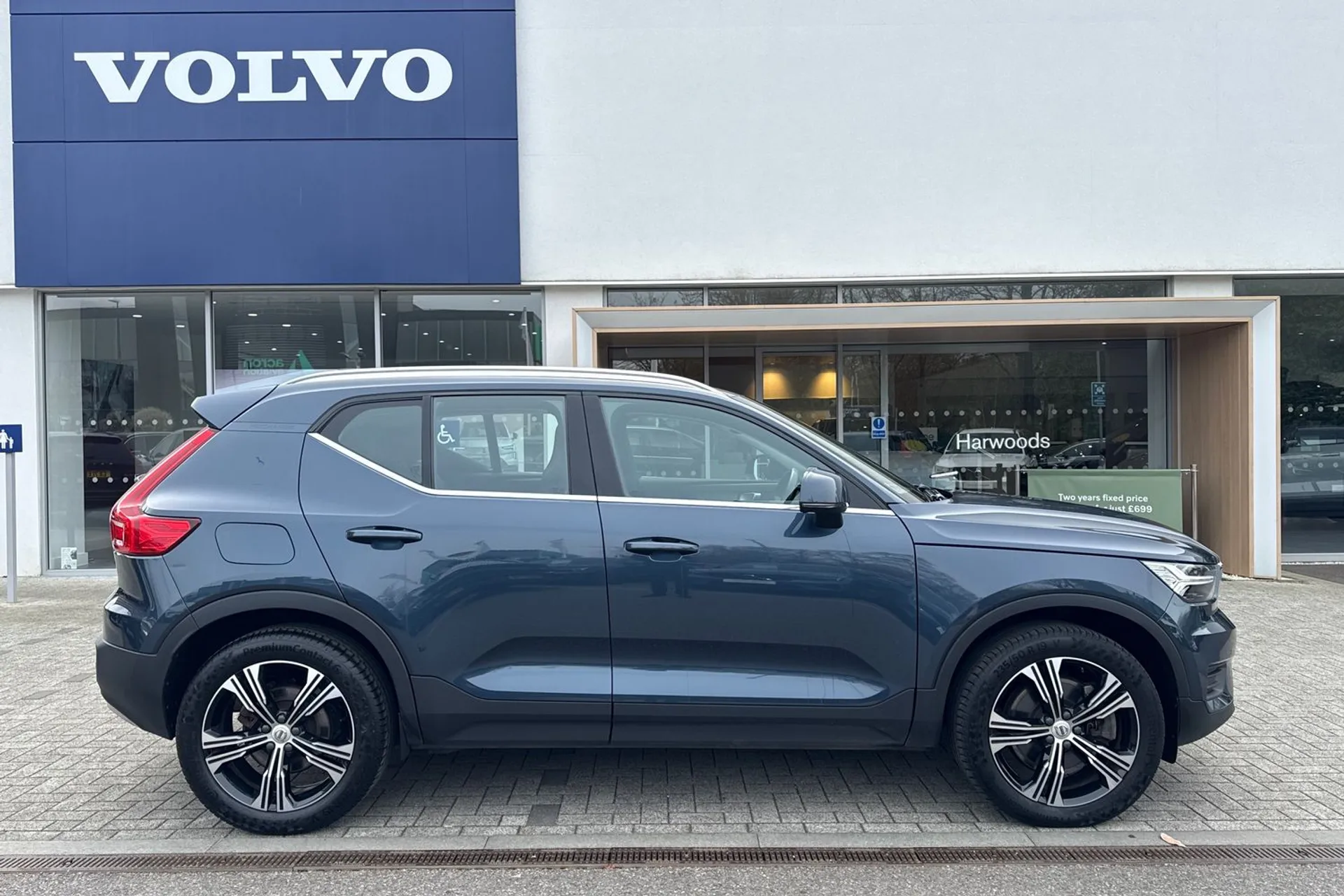 Volvo XC40 thumbnail image number 2