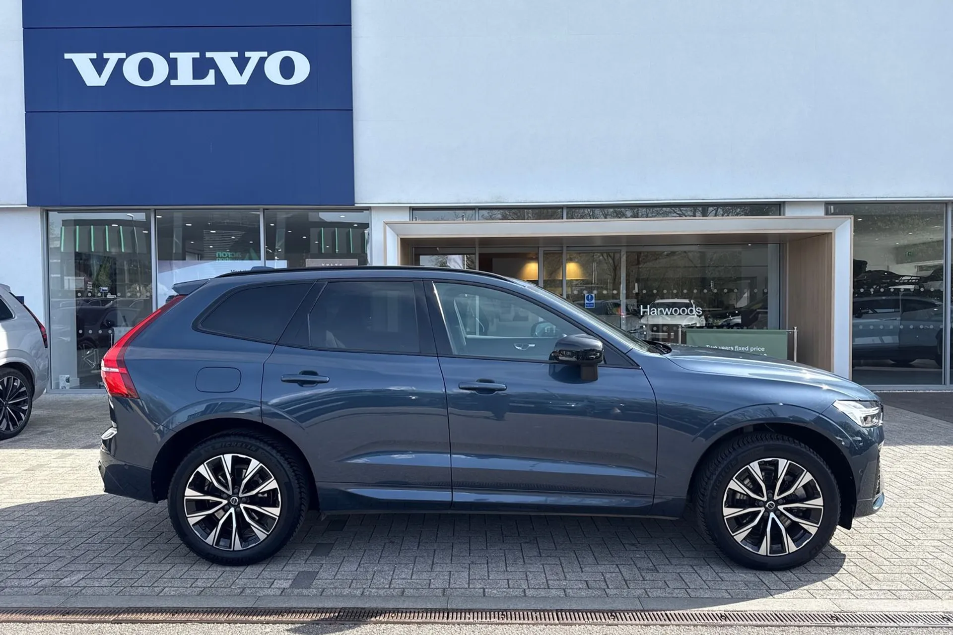 Volvo XC60 thumbnail image number 2