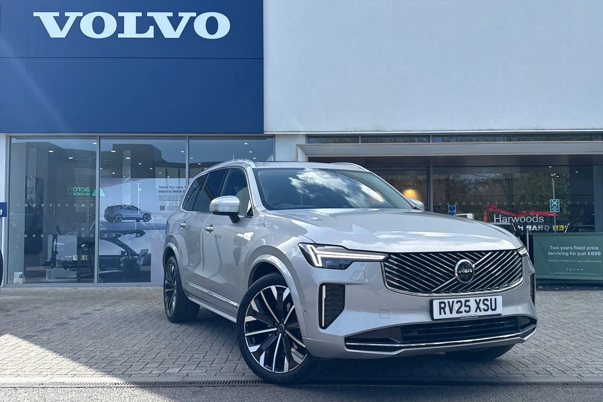 Volvo XC90 focused image