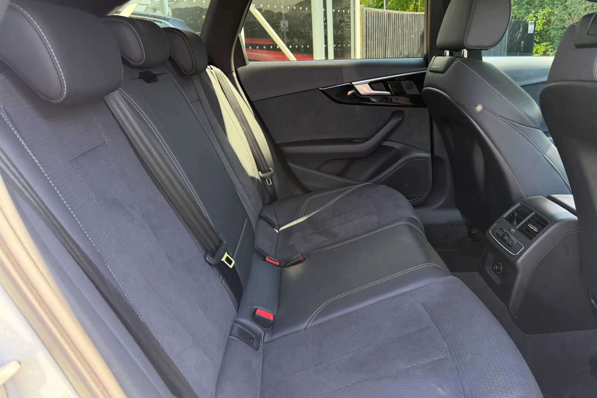 Audi A4 thumbnail image number 31