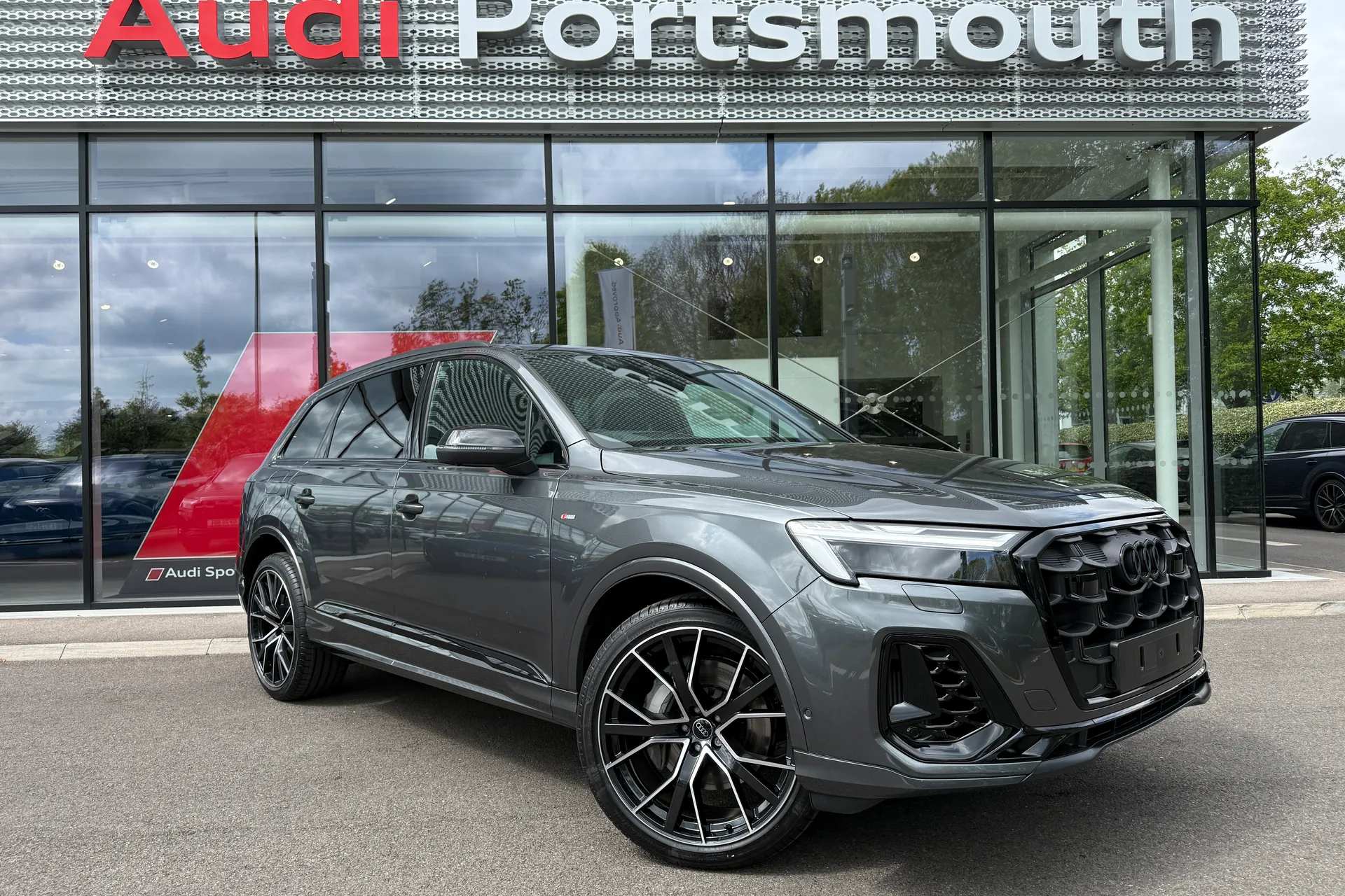 Audi Q7 focused image