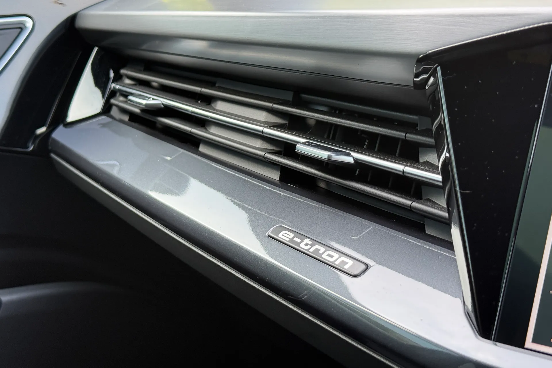 Audi Q4 thumbnail image number 21