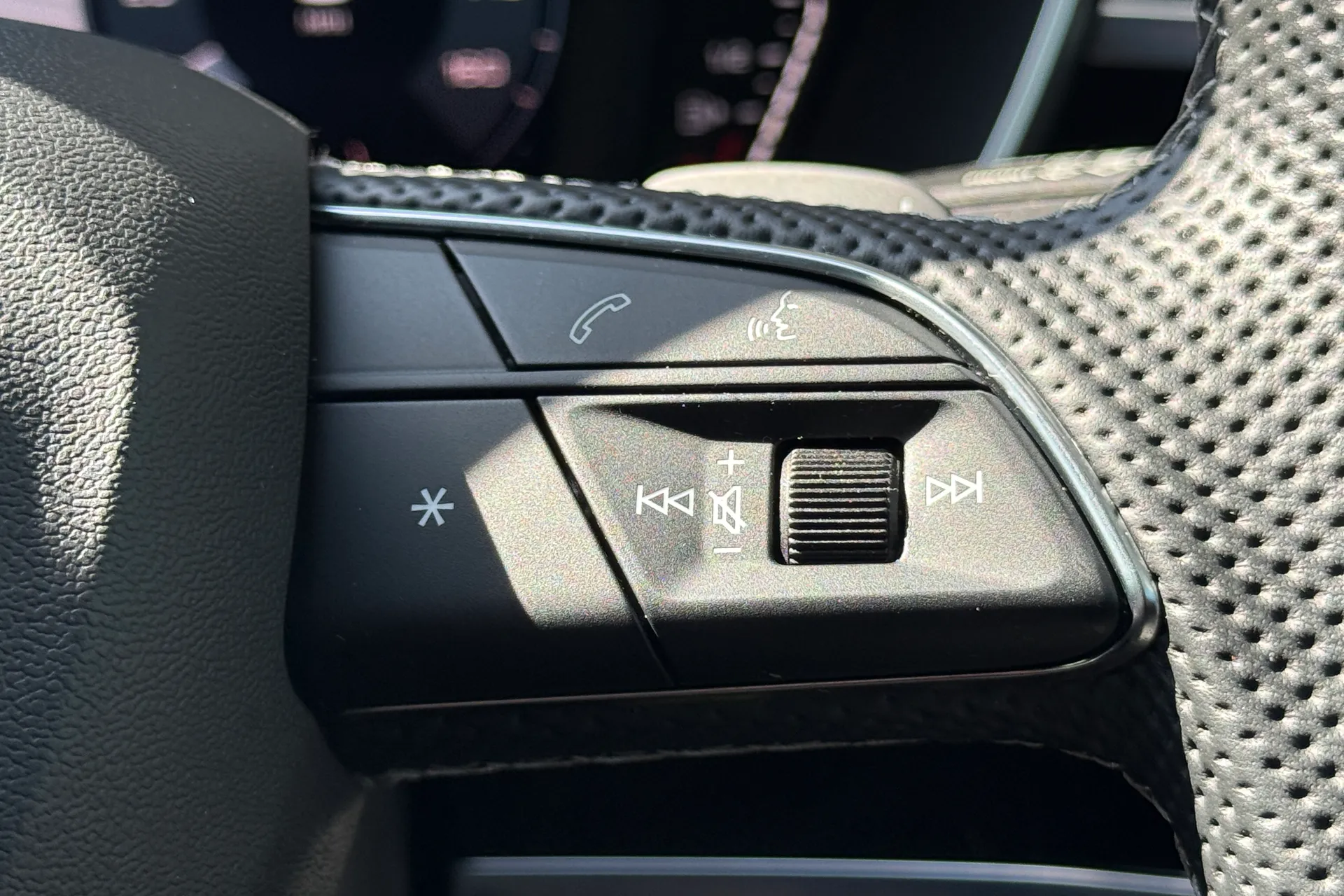 Audi Q3 thumbnail image number 16
