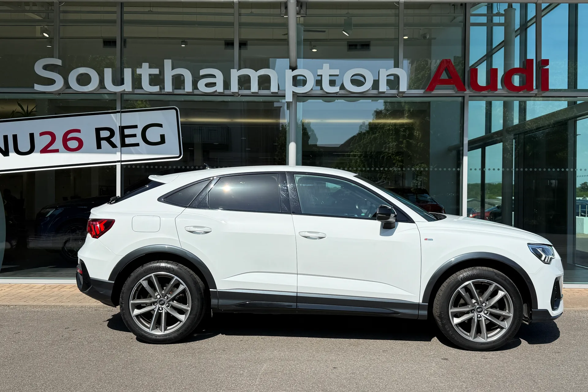 Audi Q3 thumbnail image number 2