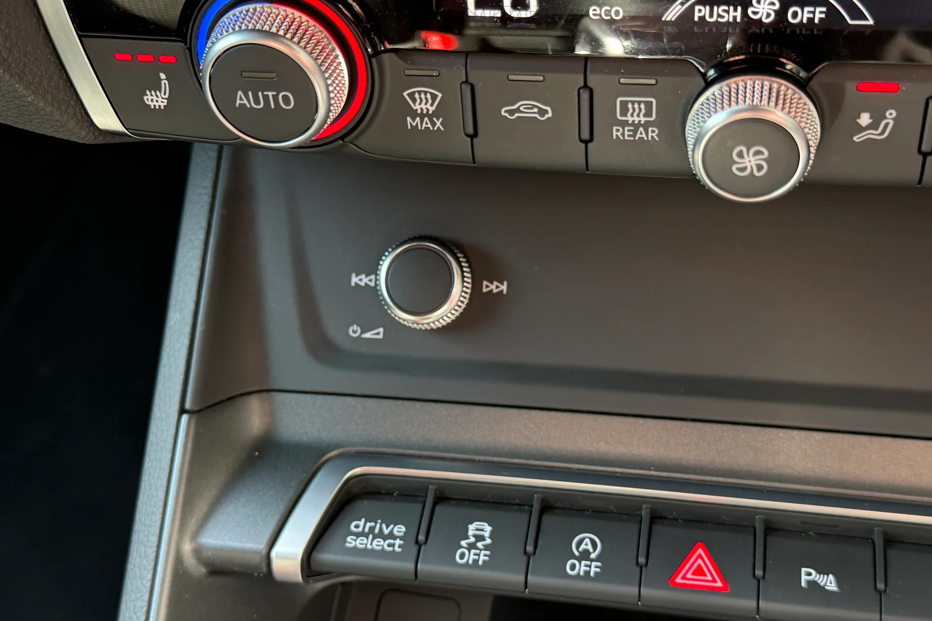 Audi Q3 thumbnail image number 26