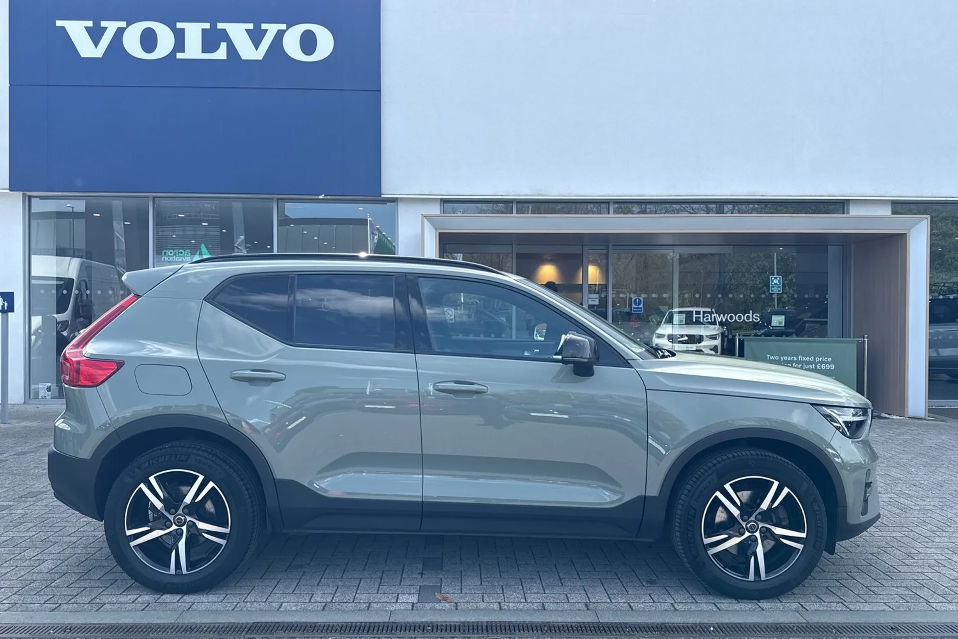 Volvo XC40 thumbnail image number 2