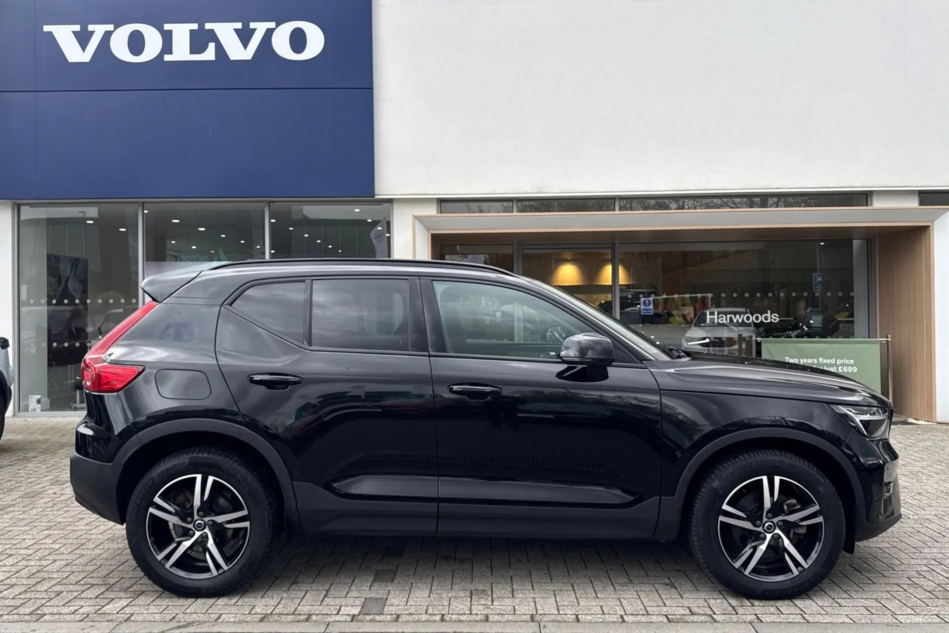 Volvo XC40 thumbnail image number 2